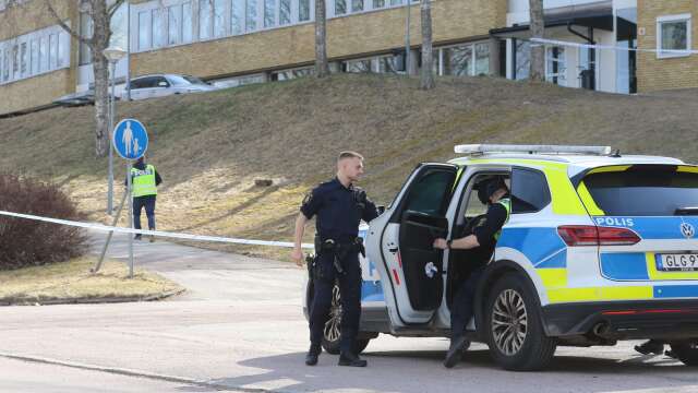 En stor del runt Spångbergsgymnasiet spärrades under fredagen av efter en misstänkt grov misshandel. En person fördes till sjukhus med en skada i benet. Polisen jobbade kvar på platsen efter händelsen.