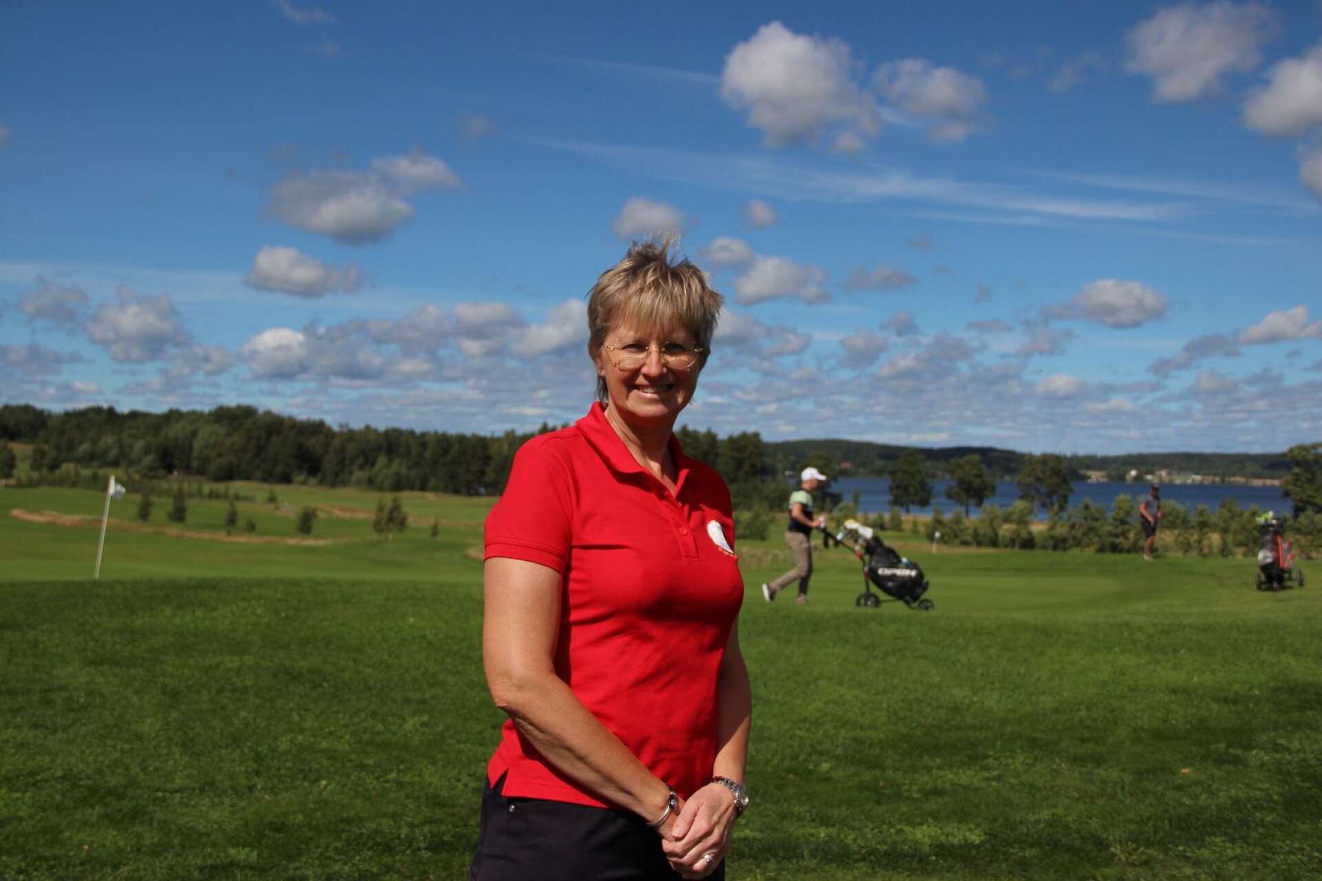 Elisabeth Björn, vd för Degerfors golf AB, är inte orolig för nästa veckas förväntade regnmängder.