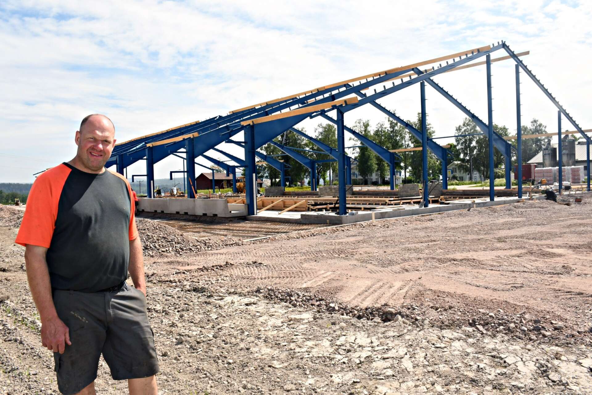 Anders Bengtsson satsar och bygger ny ladugård vid Stöpafors lantbruk. 