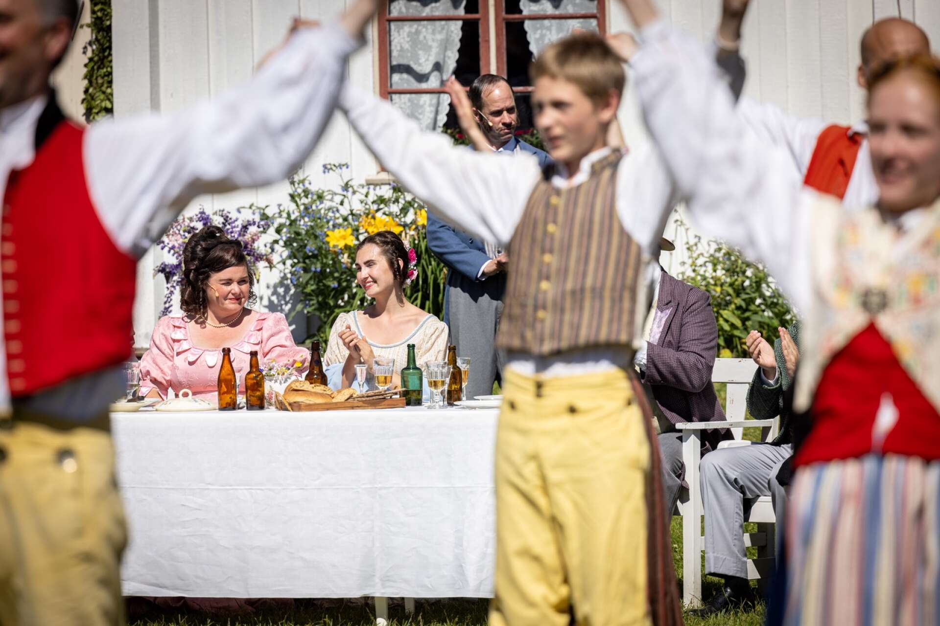 Midsommarfirande med fina mamseller och folkdans... men snart bryts den festliga stämningen när Erik förkunnar att han inte alls vill bli bortgift med Britta i Gyllby (Malin Persson Lunde).