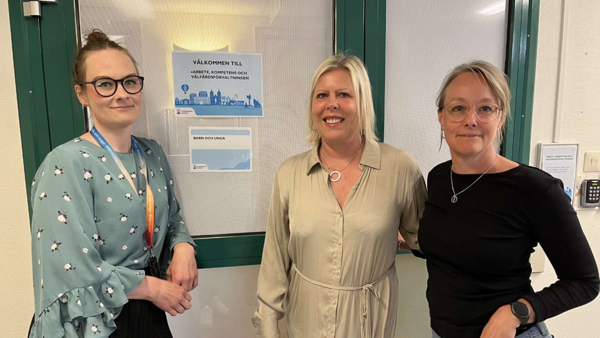 Enhetschef Emelie Hult Norgren och socialsekreterarna Susanne Nordebring och Jenny Salomonsson är glada över att 30 timmars-veckor nu är infört. 