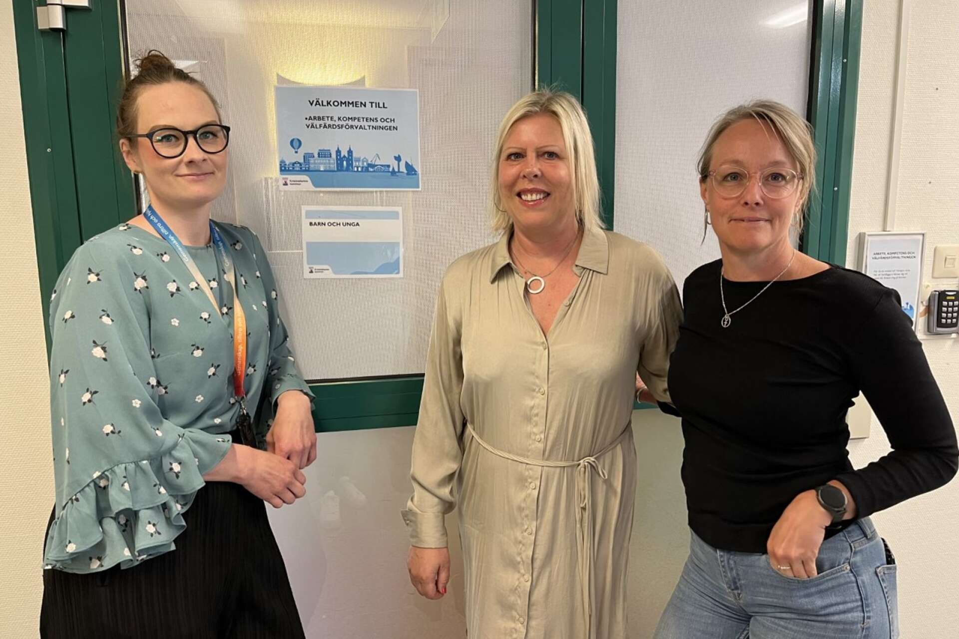 Enhetschef Emelie Hult Norgren och socialsekreterarna Susanne Nordebring och Jenny Salomonsson är glada över att 30 timmars-veckor nu är infört. 