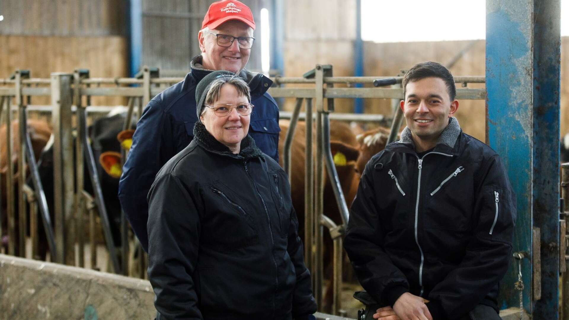 Torbjörn, Carina och Johan Larm, som driver ST Lantbruk i Hangelösa, tilldelas priset Årets mjölkbonde 2023.