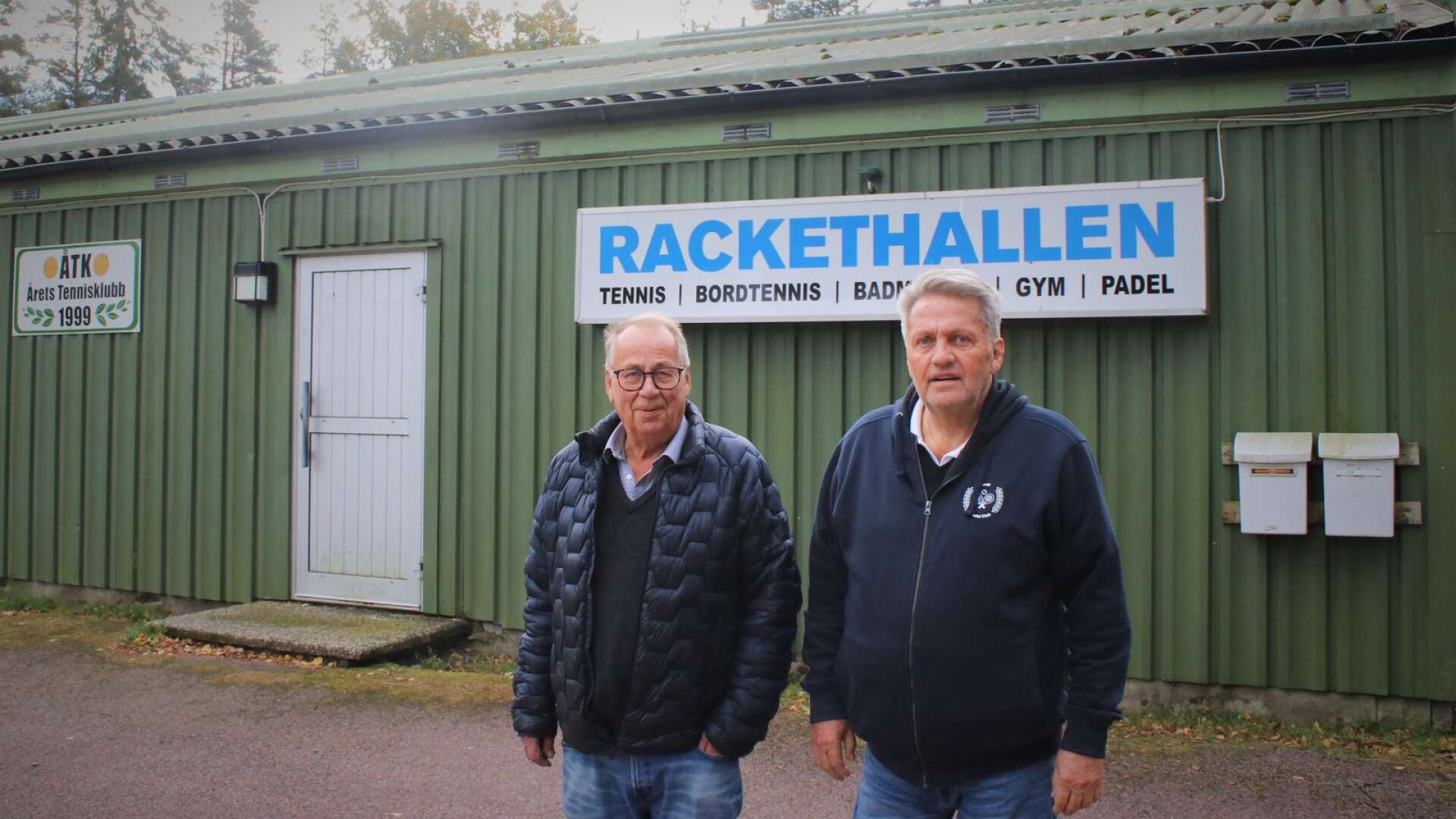 Anders Larsson, ordförande och Jan Gustavsson, vice ordförande i Åmåls TK befarar att klubben kan behöva stänga rackethallen i vinter, på grund av de höga elpriserna.
