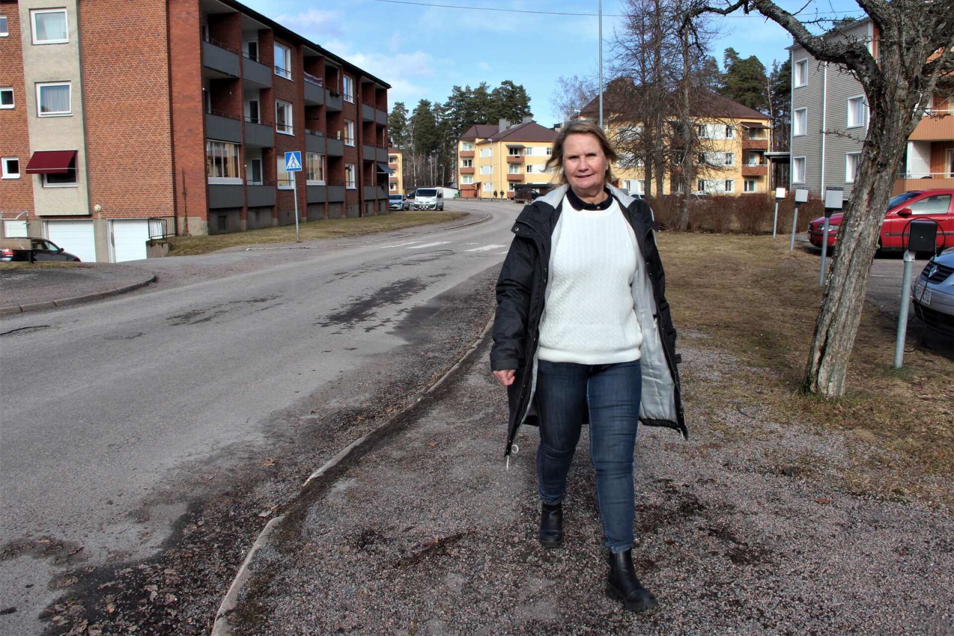Marie-Louise Forsberg-Fransson, socialchef i Degerfors kommun, berättar att tillgången på platser inom särskilt boende varierar från dag till dag, men att man i regel hinner verkställa beslut och erbjuda plats inom stipulerade tre månader.