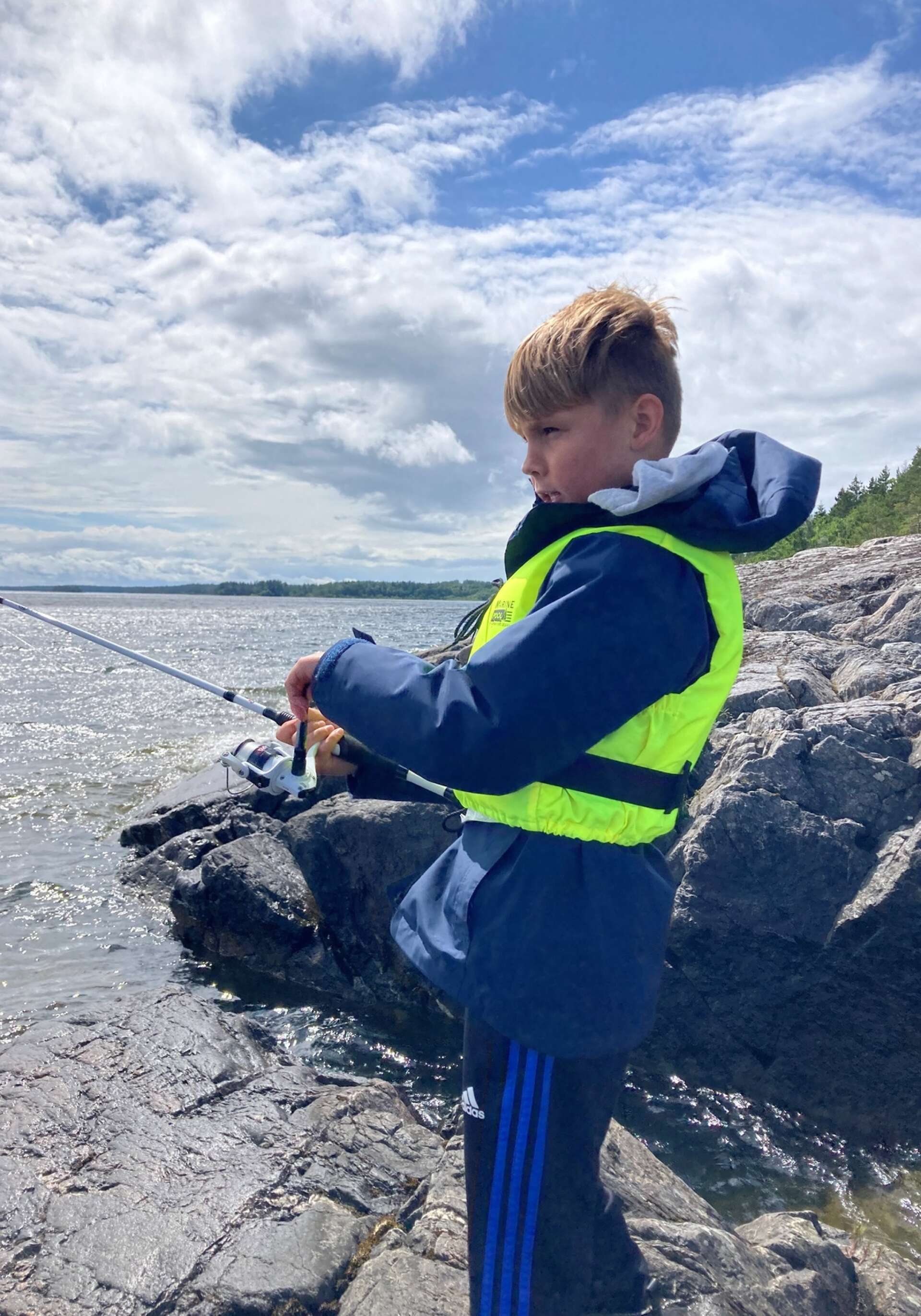 William fiskar hos farmor och farfar i Knappa. Bilden är tagen av Christina Rogne Karlsson.