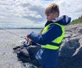 William fiskar hos farmor och farfar i Knappa. Bilden är tagen av Christina Rogne Karlsson.