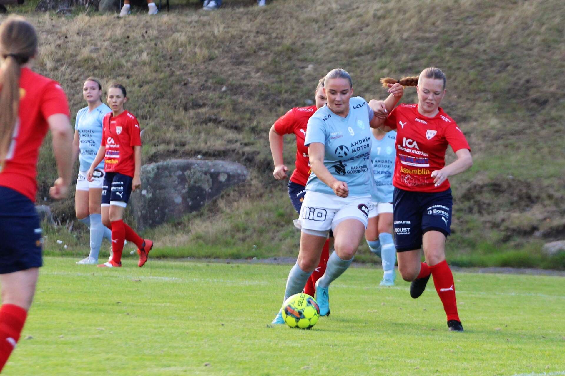 Vikens femmålsskytt Wilma Enarsson har spelat många år i Bengtsfors ungdomslag. Här i kamp med Meja Emanuelsson. 