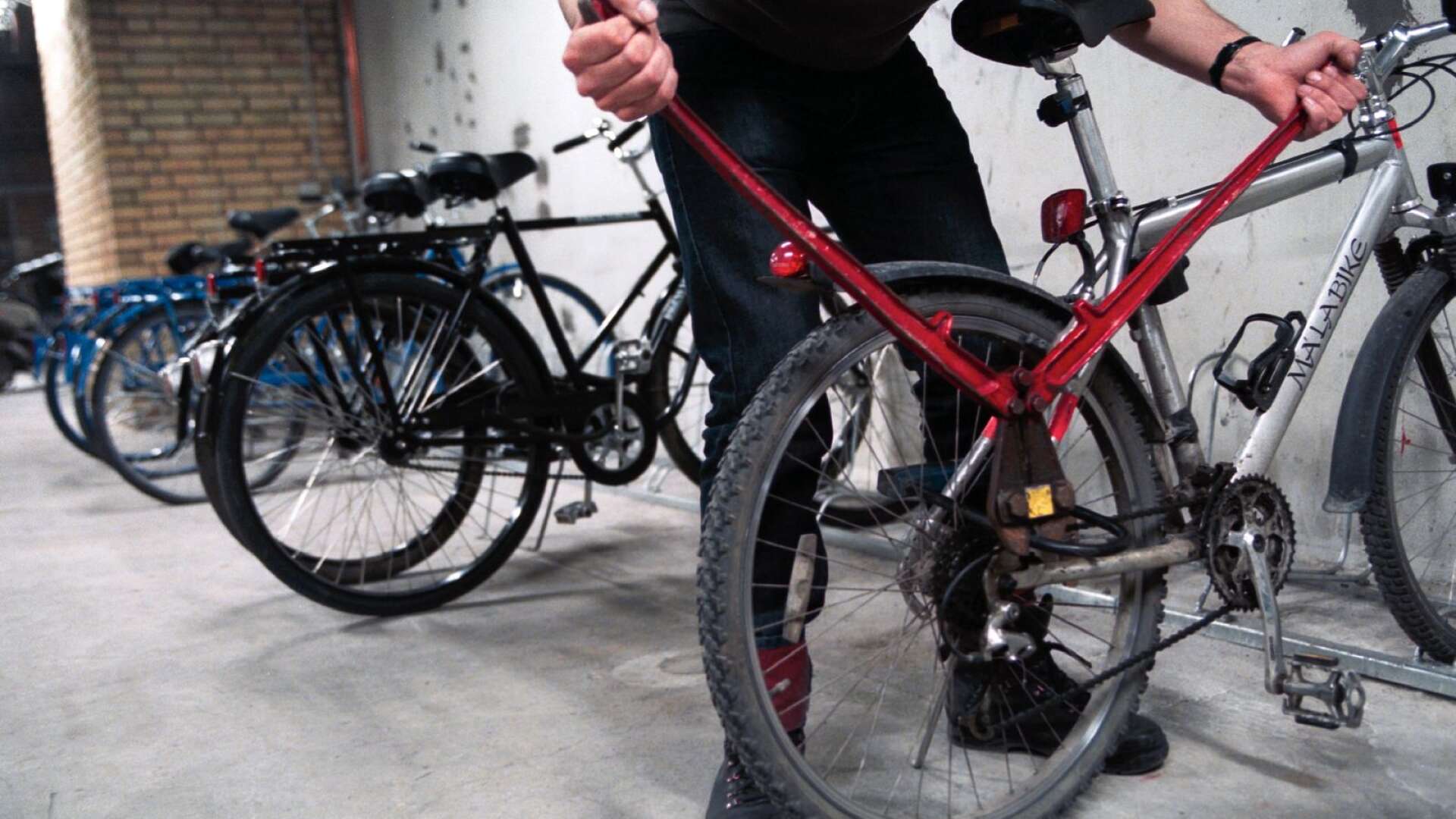 Vid ett inbrott i ett cykelförråd i Hentorp stal den 31-årige Skövdebon en elcykel.