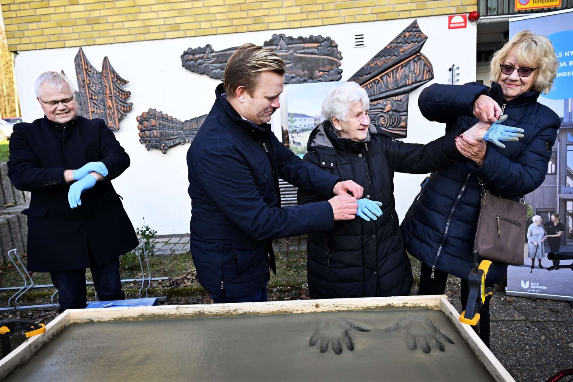 96-åriga Ingrid Mellqvist satte avtryck på det nya särskilda boendet som nu ska byggas i Kil. Här tillsammans med dottern Rita Gunnarsson (till höger), kommunalrådet Anders Johansson (S) och projektledaren Björn Ahlstedt.