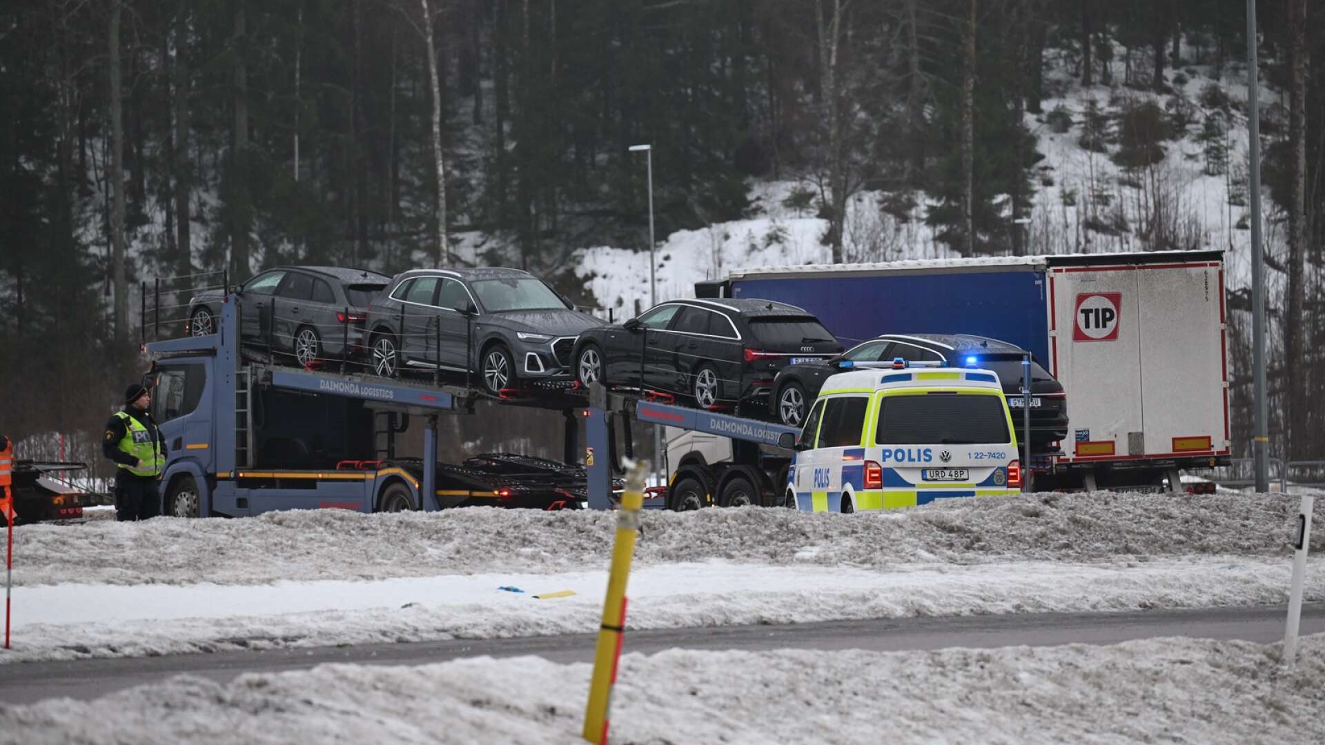 En havererad lastbil blockerade på onsdagsmorgonen trafiken i Nyängsrondellen utanför Grums.