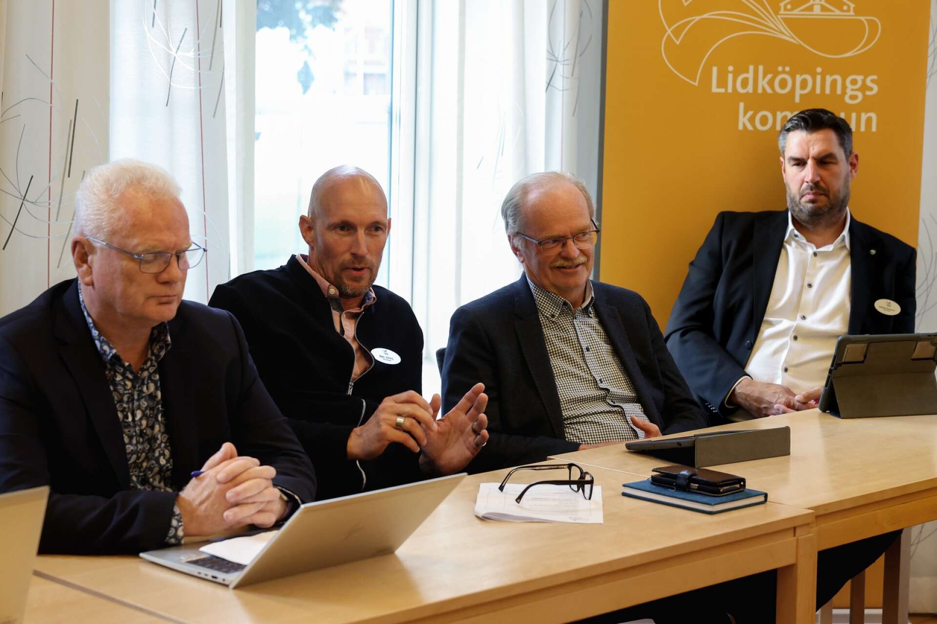 Roberth Andersson (SD) sitter lite avsides och tittar på den styrande politiska trion i Lidköping – Pär Johnson (L), Mats Joräng (M), och Tommy Larsson (KD). Han accepterar inte en styrning utan M i ledande roll.