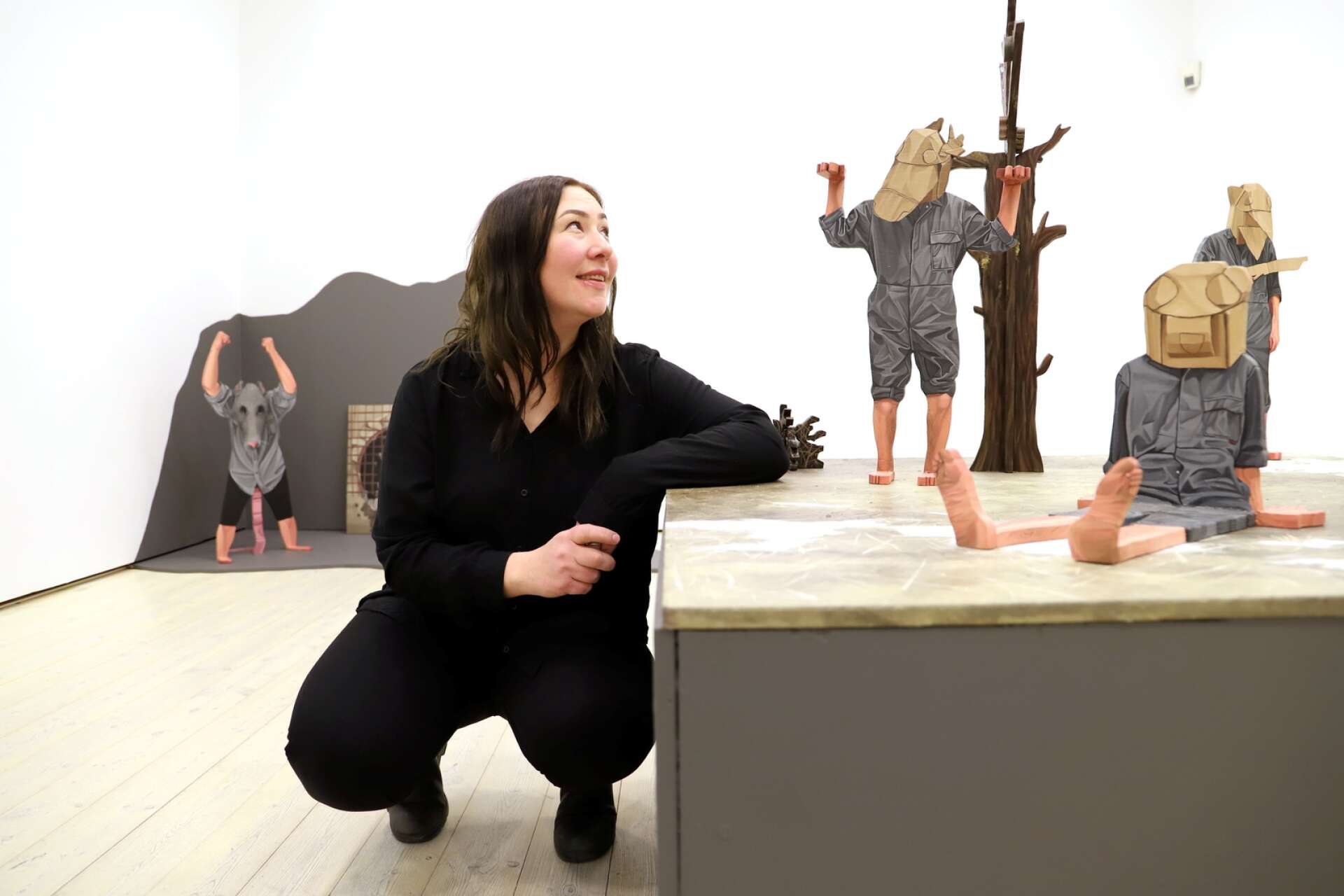 Amanda Karlsson är årets konstnärsstipendiat på Kristinehamns konstmuseum och får ett eget utställningsrum för sina målningar och skulpturer.