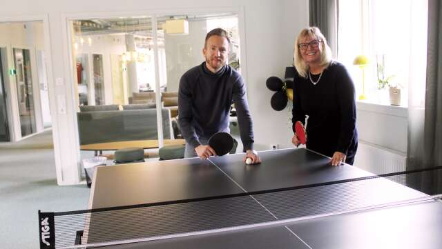 Snart dags för styrelsemöte i IT-företaget Motillo, men först pingismatch mellan vd Jakob Twedmark och styrelsens ordförande, Louise Törnefalk Svanqvist.