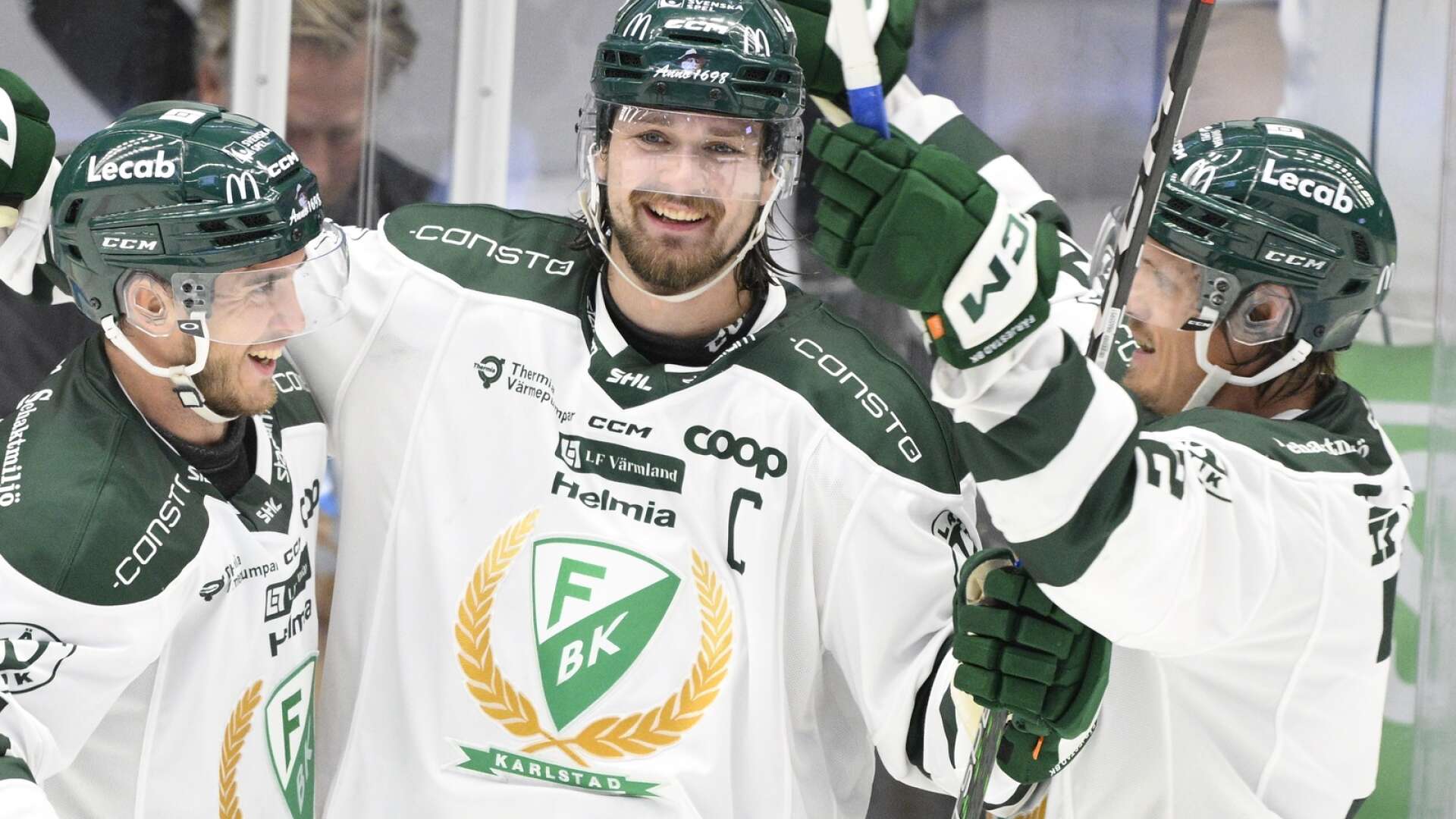 Färjestads Linus Johansson jublar efer sitt 3-5-mål under torsdagens ishockeymatch i SHL mellan HV71 och Färjestad BK i Husqvarna Garden.