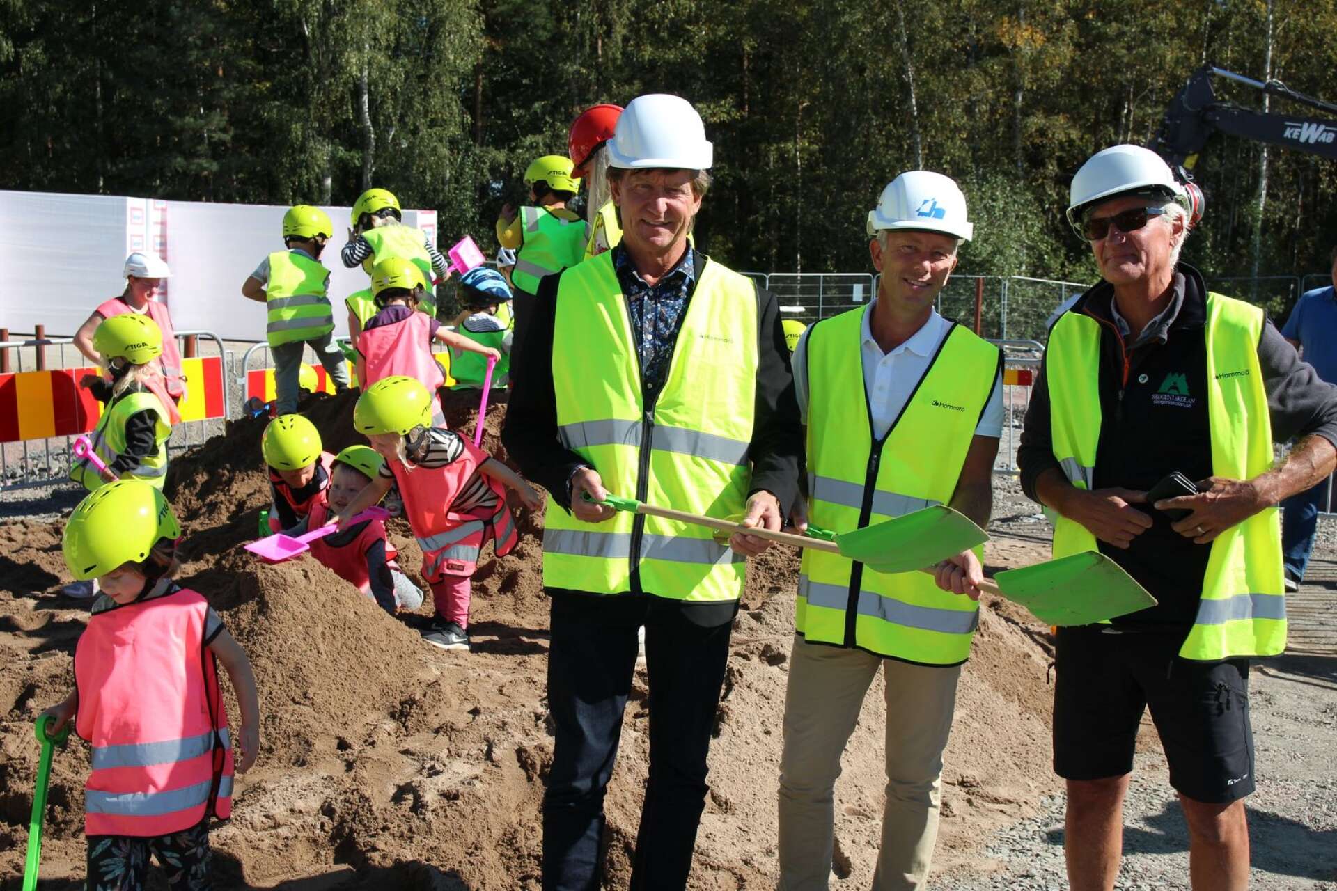 Kommunalrådet Bosse Henriksson (M), förvaltningschef Björn Svantesson och Jens Meyer (MP) tog första spadtaget tillsammans med barn från några av Hammarös förskolor.