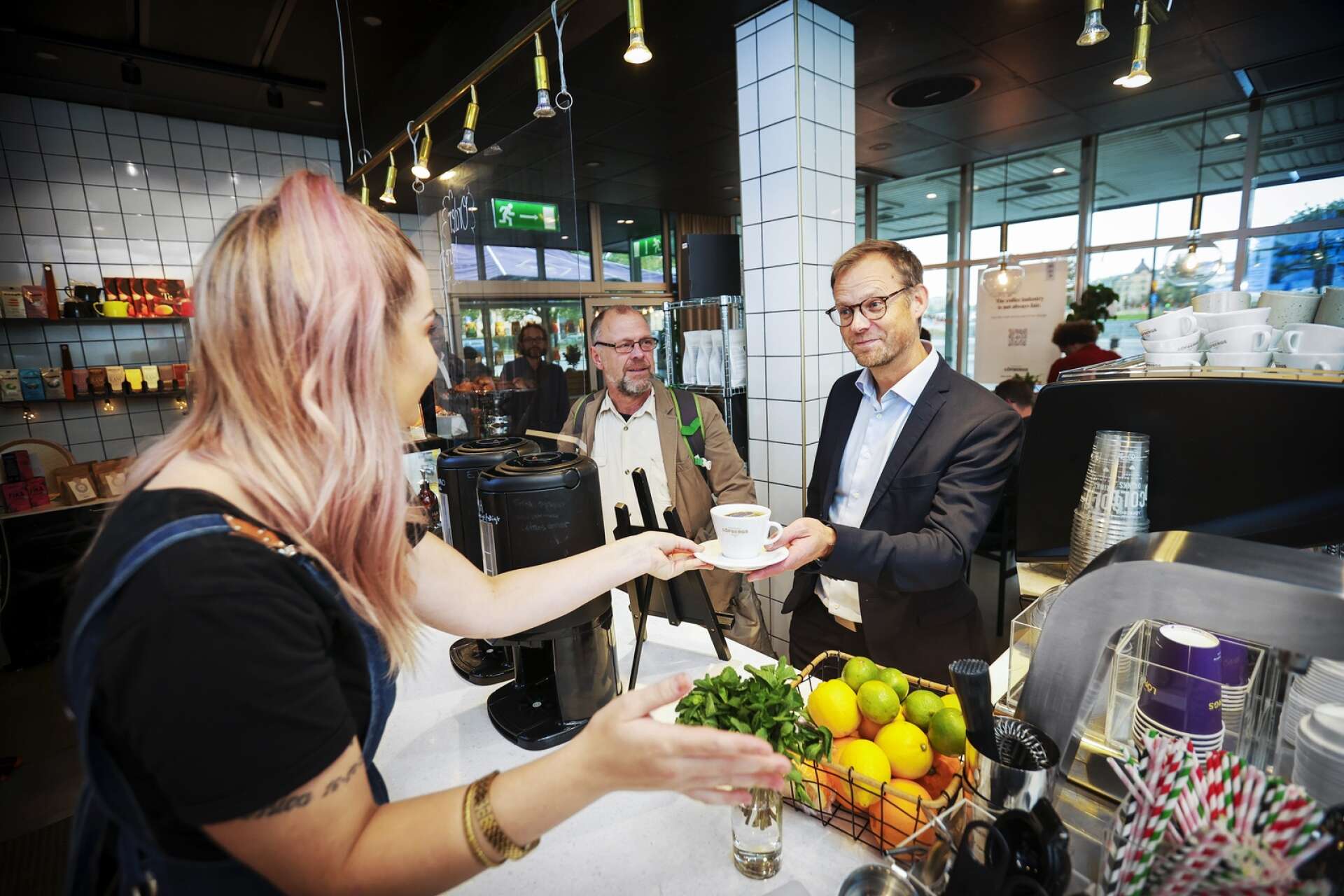 Anders Fredriksson, Löfbergs nye vd och koncernchef, älskar kaffe och kallar sig kaffenörd. Här får han en kopp av Natalie Moa Fritz i kaffebaren i botten av Löfbergsskrapan.