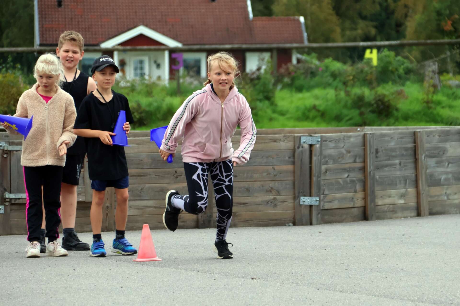 Järbo friskola mäter barnens aktivitet. Doris Saarinen (höger), Xander Gudmundsson längst bak, Novalie Karppinen samt Elmer Näseth.