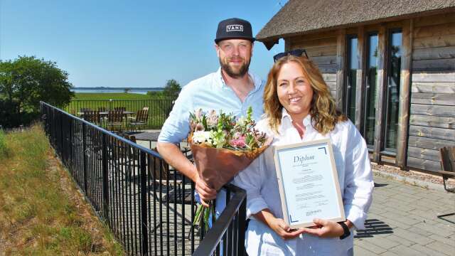 Hans Mathiason och Veronica Tigerberg som driver Lilla Björkö tilldelas utmärkelsen Årets hållbarhetskliv i Skaraborg.