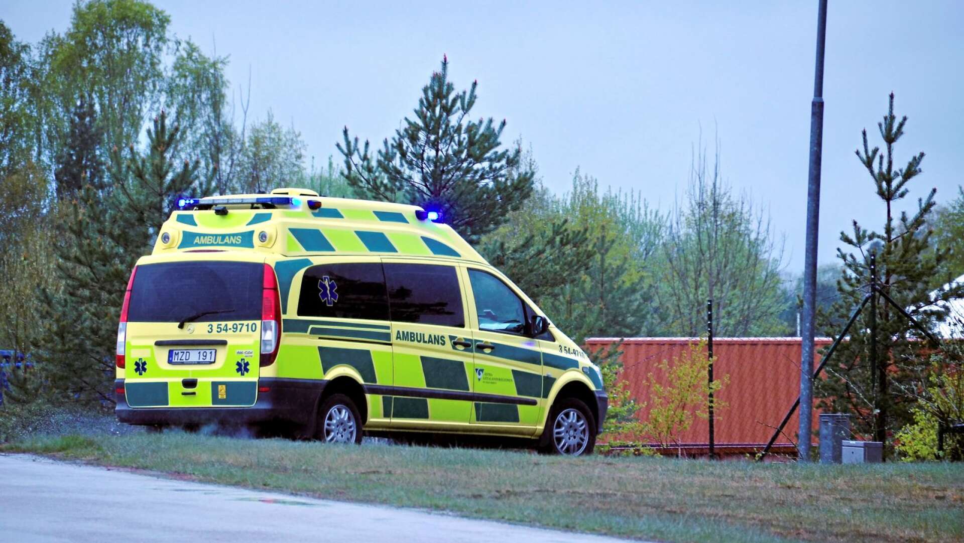 Förslaget om att placera en ambulans i Bäckefors är inte genomförbart, hävdar insändaren.