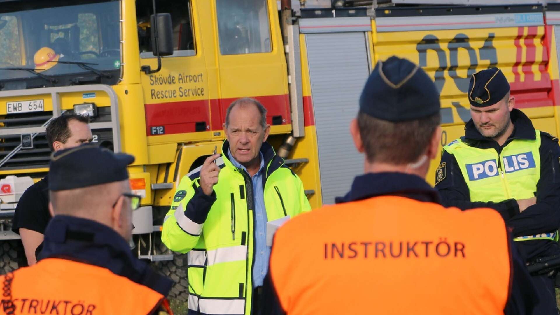 Anders Löfvenborg syns i mitten i samband med en räddningsövning på Skövde flygplats 2017. Räddningsövningar för att hantera större olyckor vid flygplatsen genomförs vartannat år.
