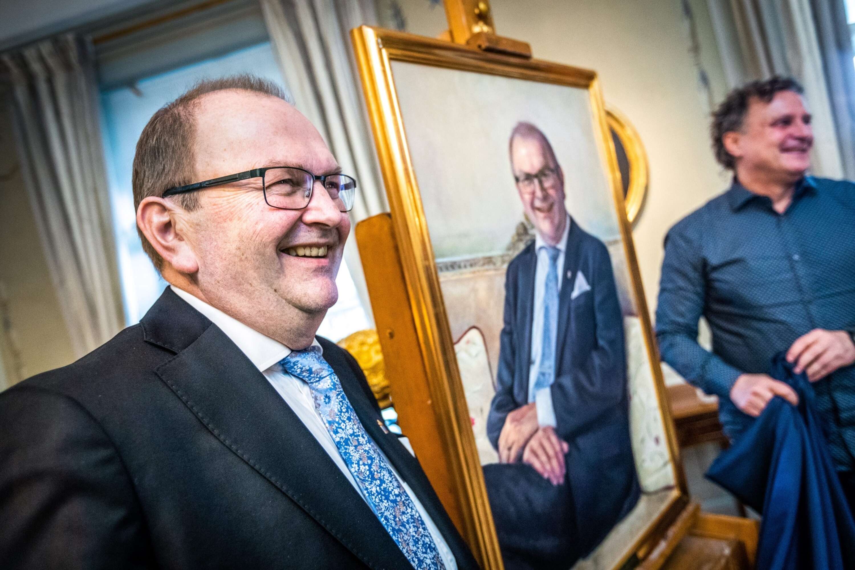 Kenneth Johansson under avtäckningen av hans porträtt av konstnären Tony Warren. Porträttet hänger nu i residenset i Karlstad.