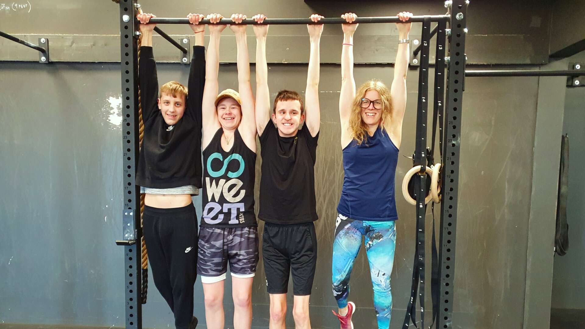 Anpassad grundskola på Guldkroksskolan tränar på gym under inspirerande ledning av läraren Sandra Magnusson. 
