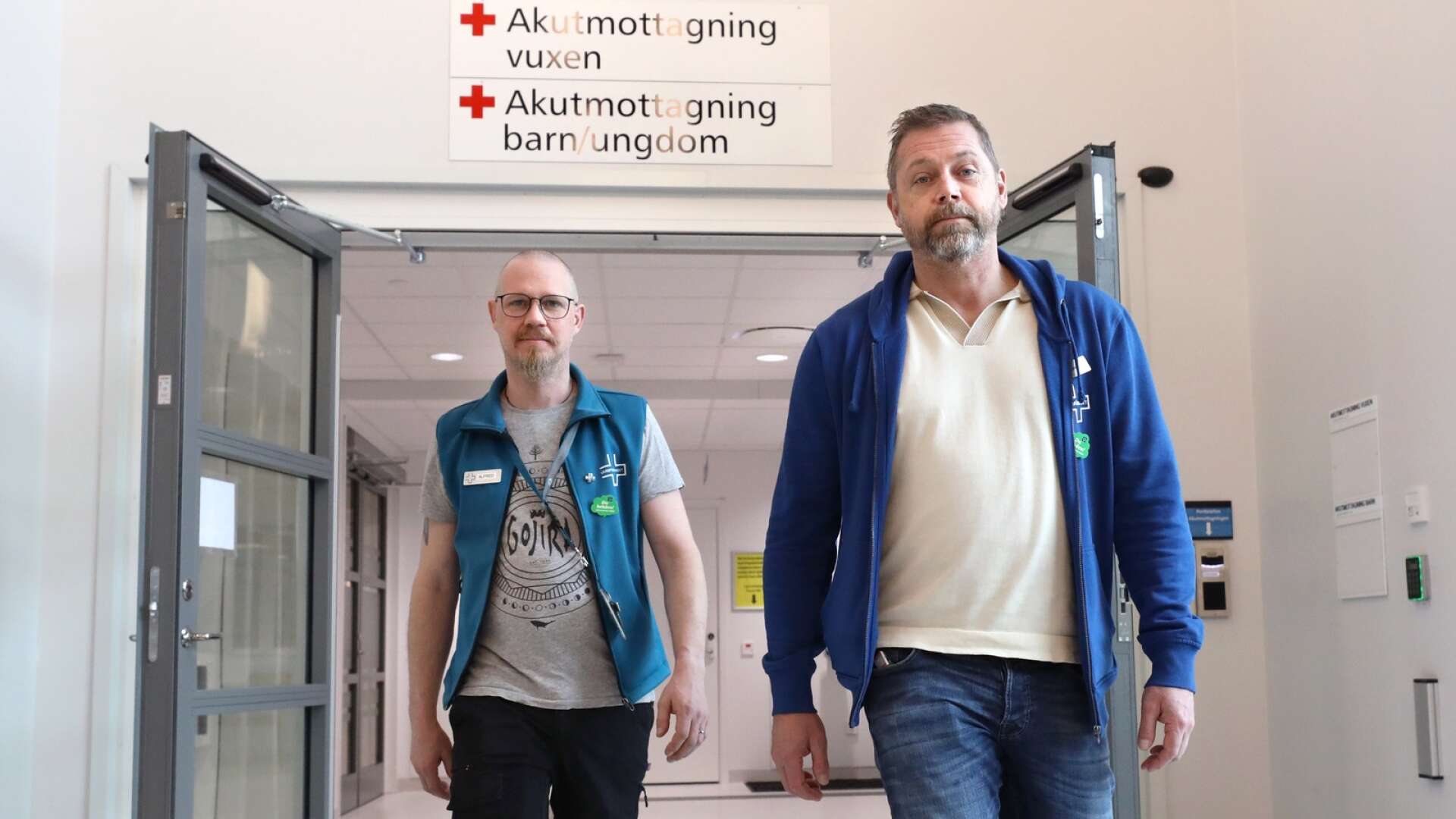 Alfred Klingvall och Fredrik Sörman från Vårdförbundet menar att åtgärder som skapat en bättre miljö på akuten bara har inneburit att problemen flyttats över till vårdavdelningarna istället.
