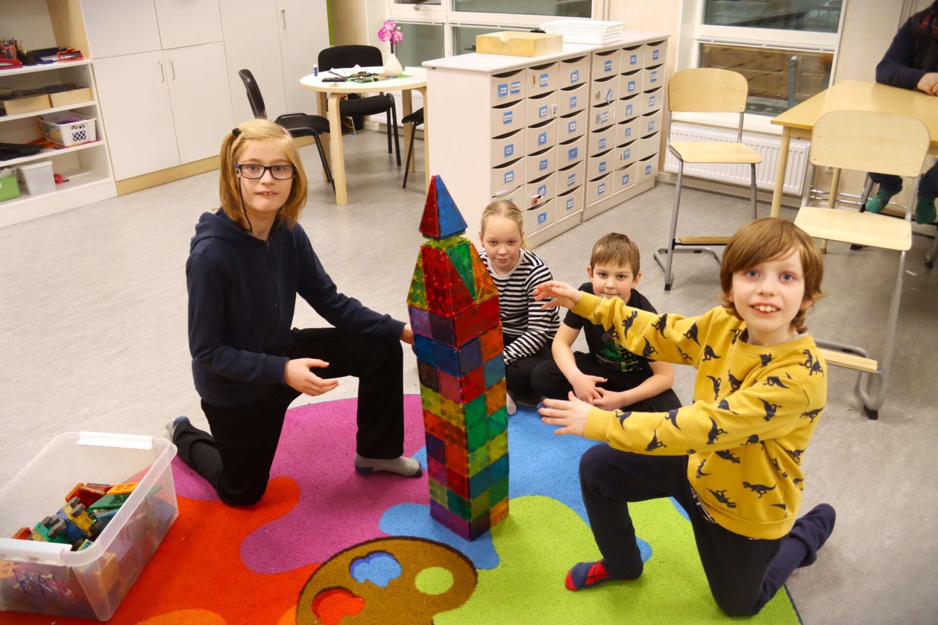 På Stjärnans fritids, som är inhyst i skolan, var det full aktivitet. Emil Bark (till vänster) visar sitt lutande torn för fritidskompisarna Moa Isaksson, Arvid Isaksson och Nils Bark. 