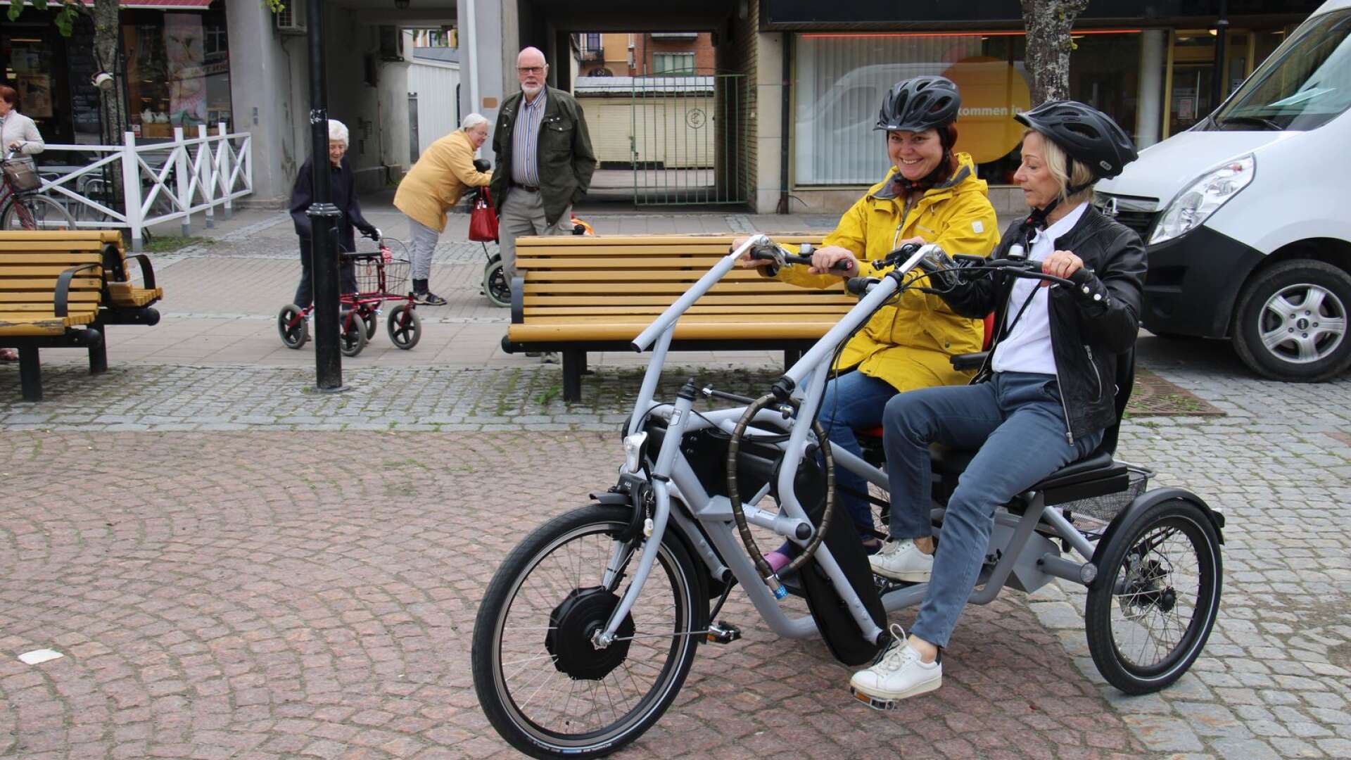 Cecilia Björk, enhetschef på Kaptensgården och Marita Larsson, aktivitetssamordnare på Kaptensgården Kajutan kom till torget på den nya elcykeln. 