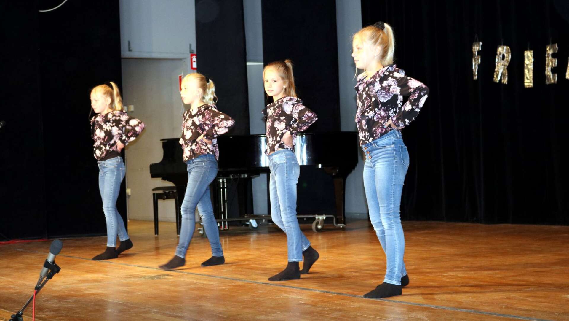 Nova, Maja, Hilma och Amalia inledde Friendsgalan med ett dansnummer.