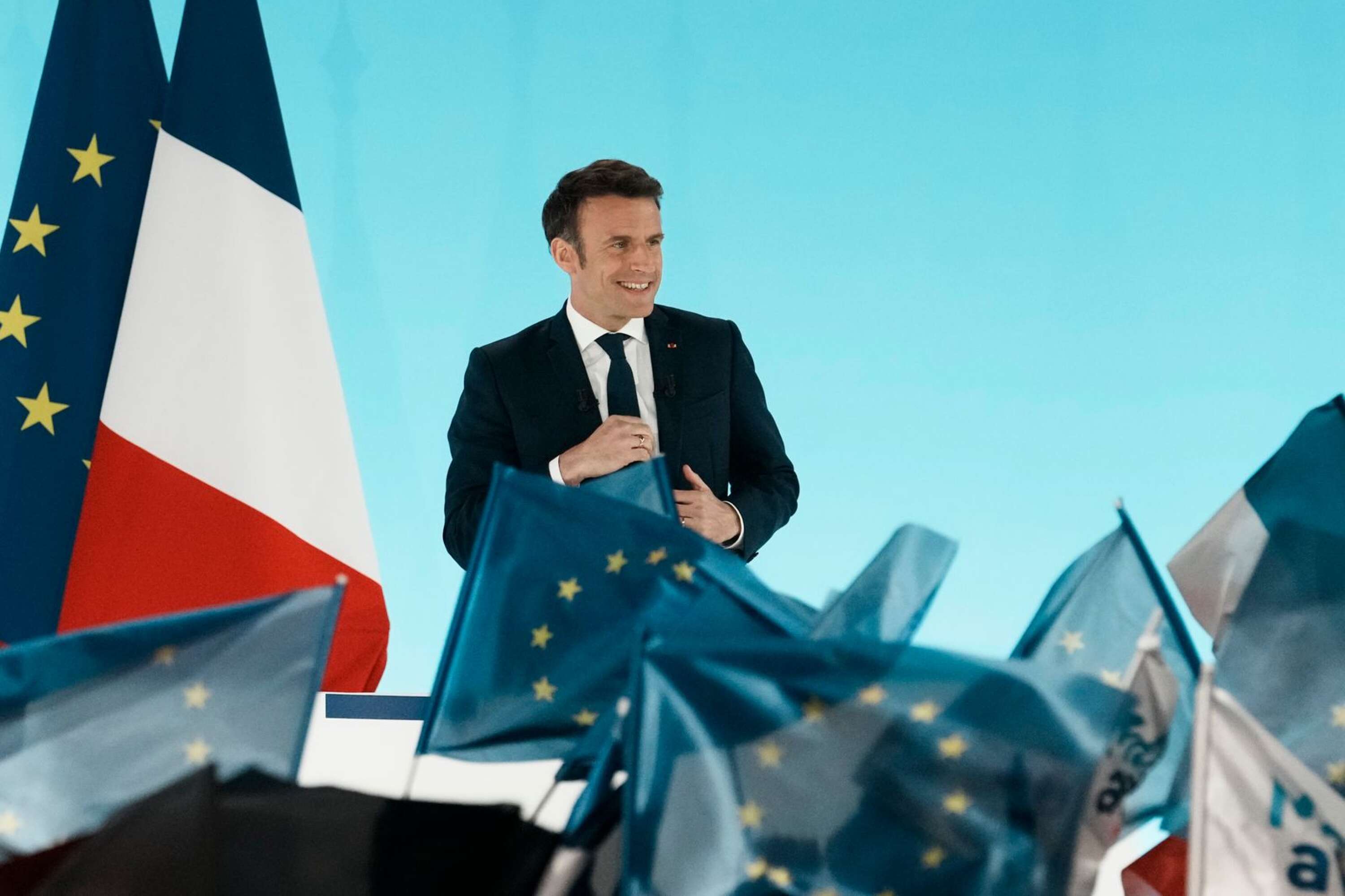 Emmanuel Macron är fortfarande favorit till att vinna presidentvalet i Frankrike. Han fick flest röster i söndagens första omgång.