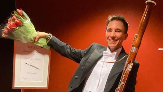 Jonas Arvidsson får stipendium av föreningen Wermland operas orkestervänner.