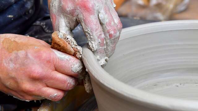 Keramik är en av inriktningarna som konstföreningen Fri form bjudit in till workshops i under året. 