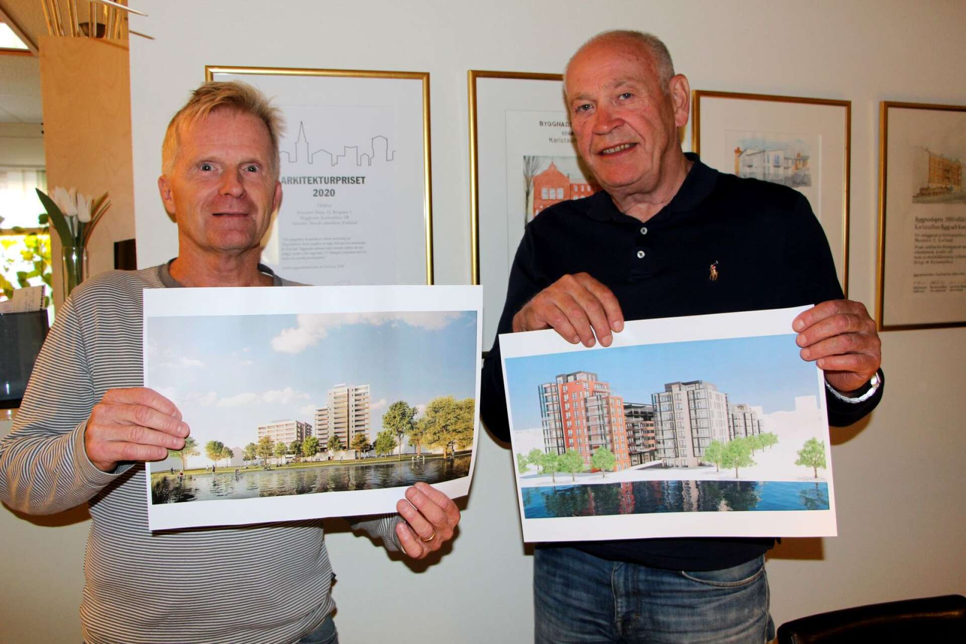 Magnus Andersson, projektledare på Karlstadhus och bolagets vd Janne Gustafsson visar upp skisser på husen på Sundsta torg respektive Kvarteret Hyttan 18 i Haga.