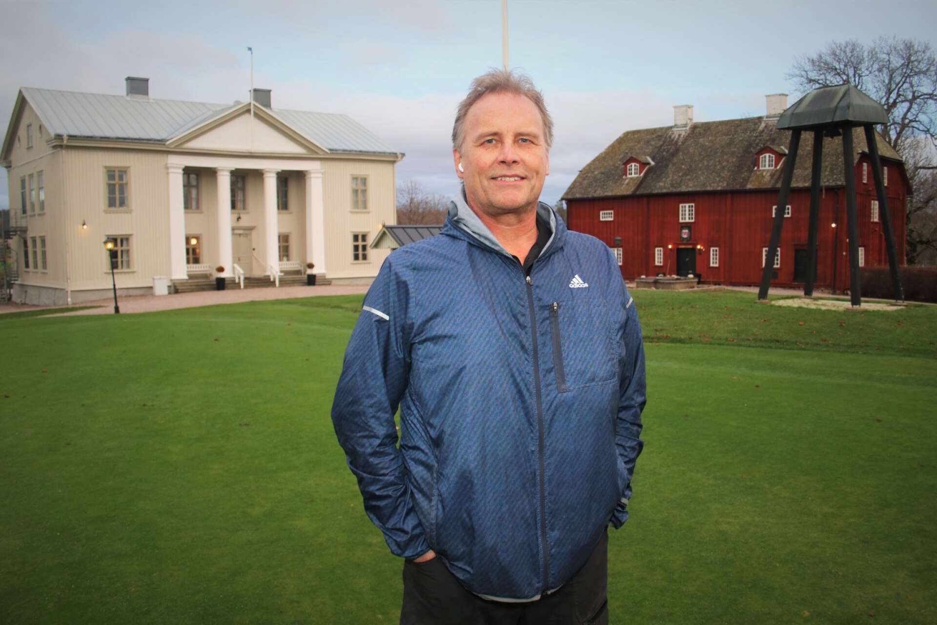 Lasse Orava är golfare men har inte hunnit gå så många rundor på Forsbacka än. Han håller tummarna för fler rundor nu när han ska driva hotellet och restaurangen de kommande åren. ”Anläggningen och golfbanan är fantastiskt fin”, säger han.