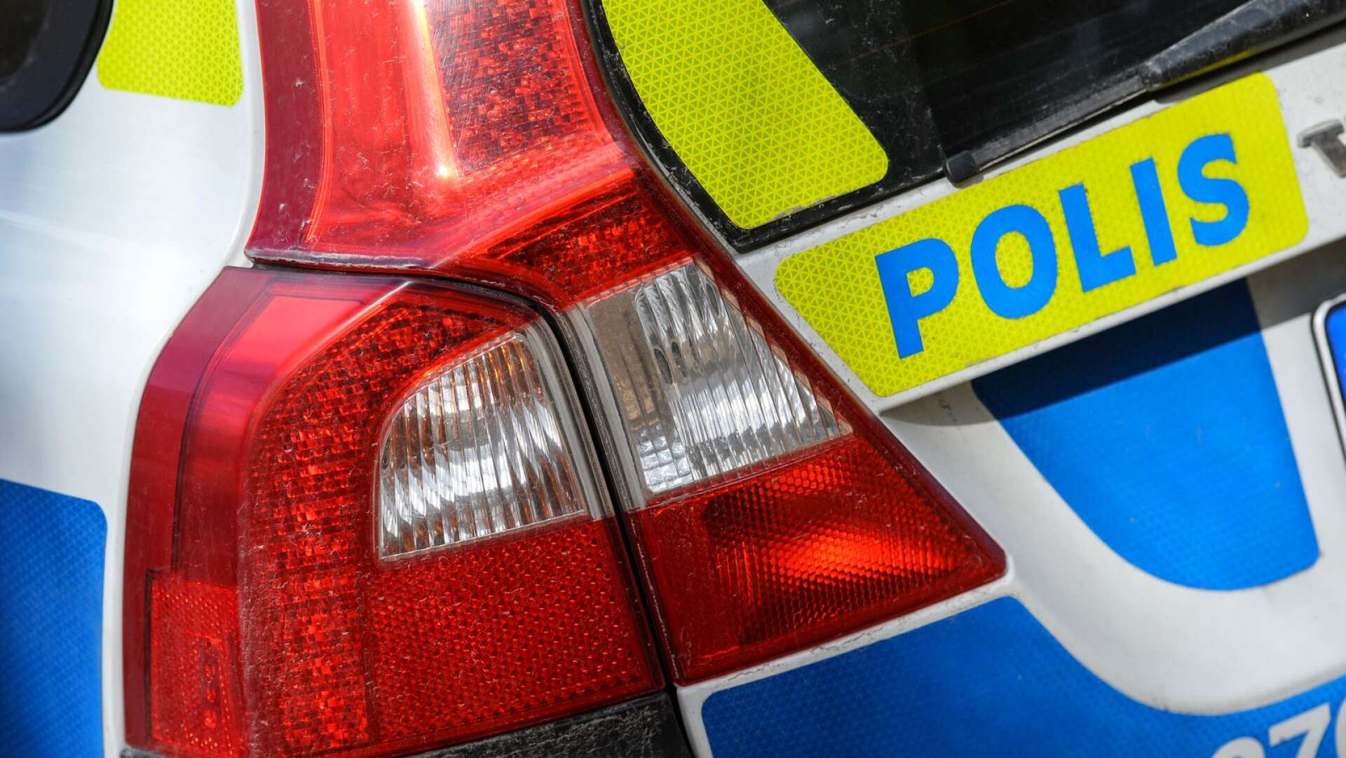 En polisbil blev påbackad på Coop-parkeringen i Högsäter. Detta efter att en bilist först kört på en annan bil. Den skyldige bilisten försökte sedan smita från platsen.
