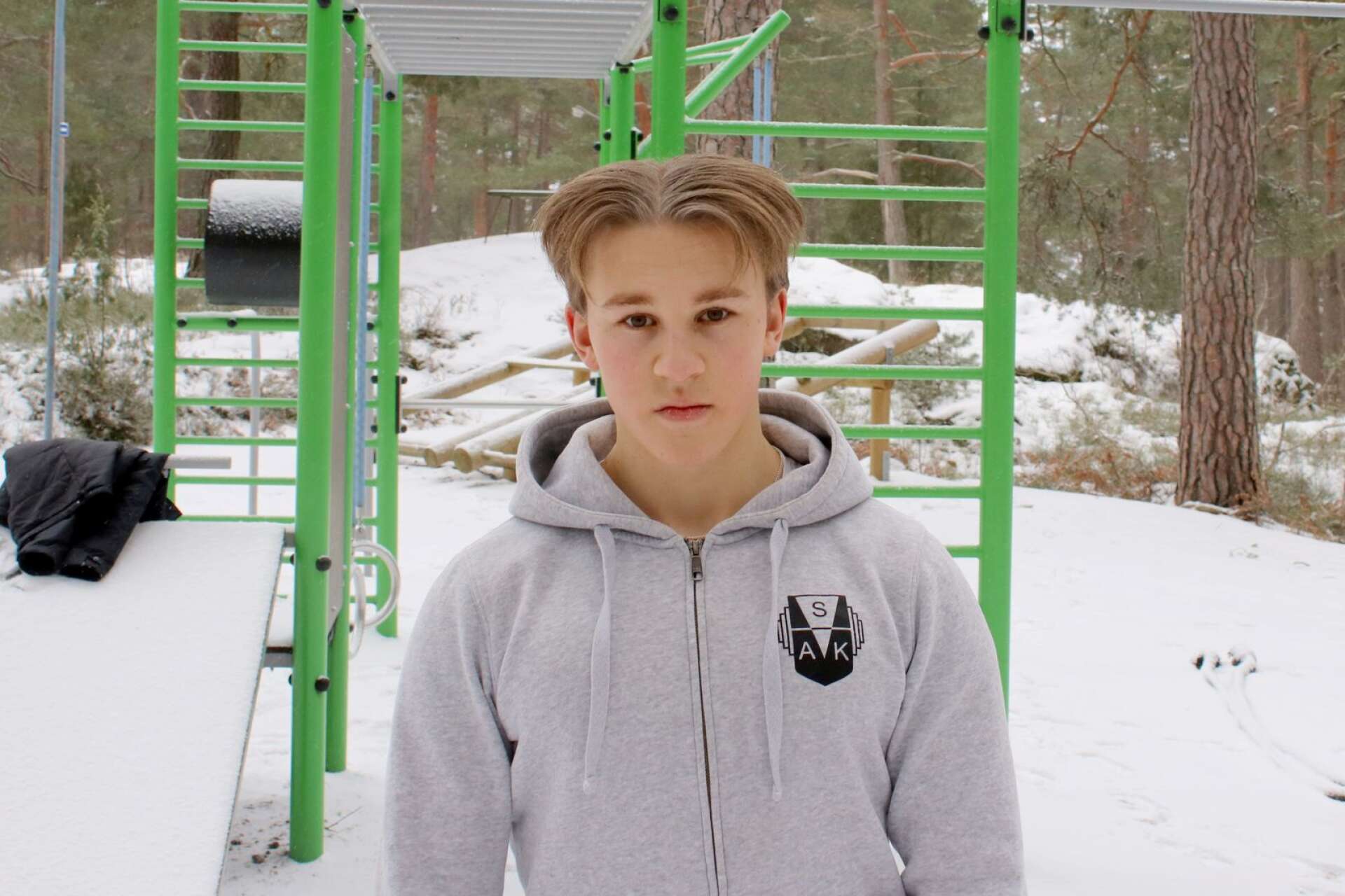 Oscar Svanström, tävlande för Säffle AK, siktar på JSM-guld härnäst. Förra vintern var det svårt att hitta träingslokaler och Oscar körde en del på utegym. 