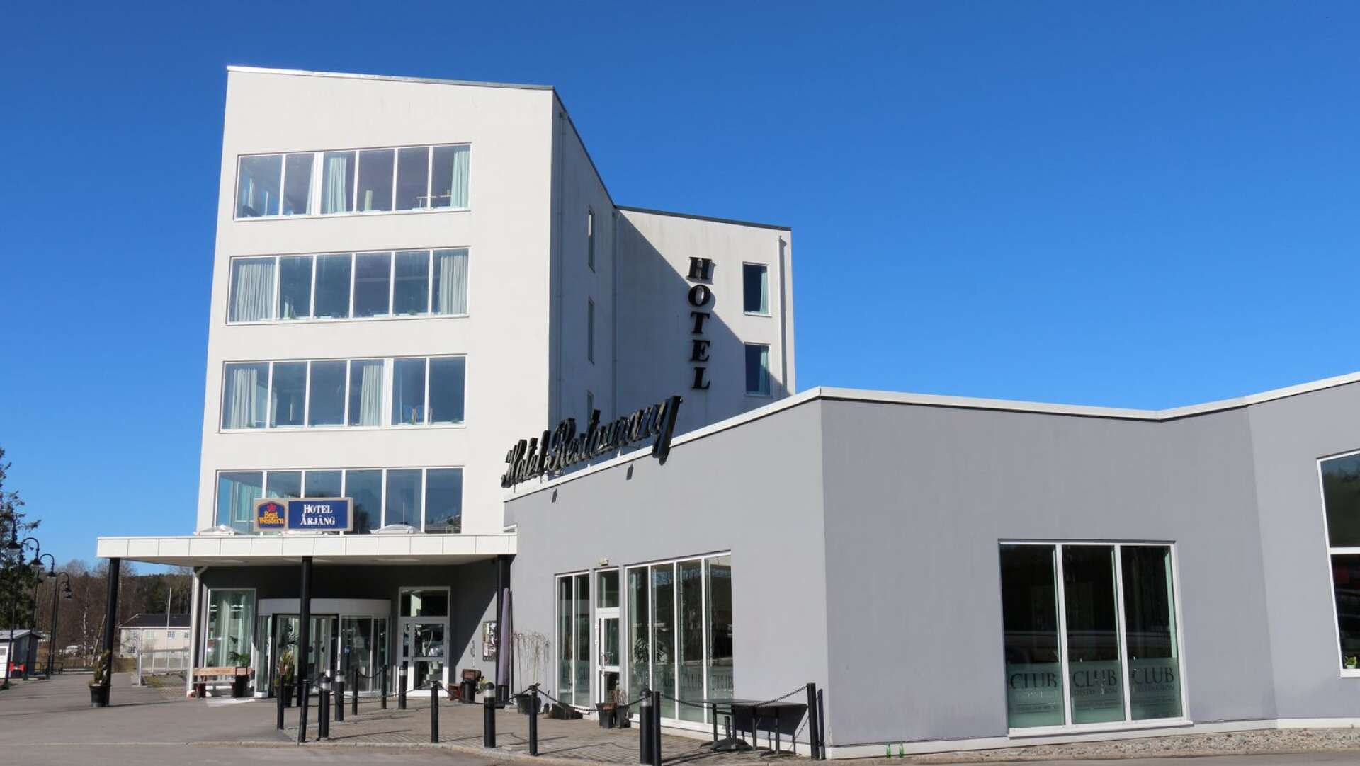Fasaden på det kommunägda hotellet i Årjäng måste renoveras. Därför skjuter kommunstyrelsen till 11,2 miljoner kronor till Årjängs bostads AB. Pengarna täcker dock bara fasadarbetena.