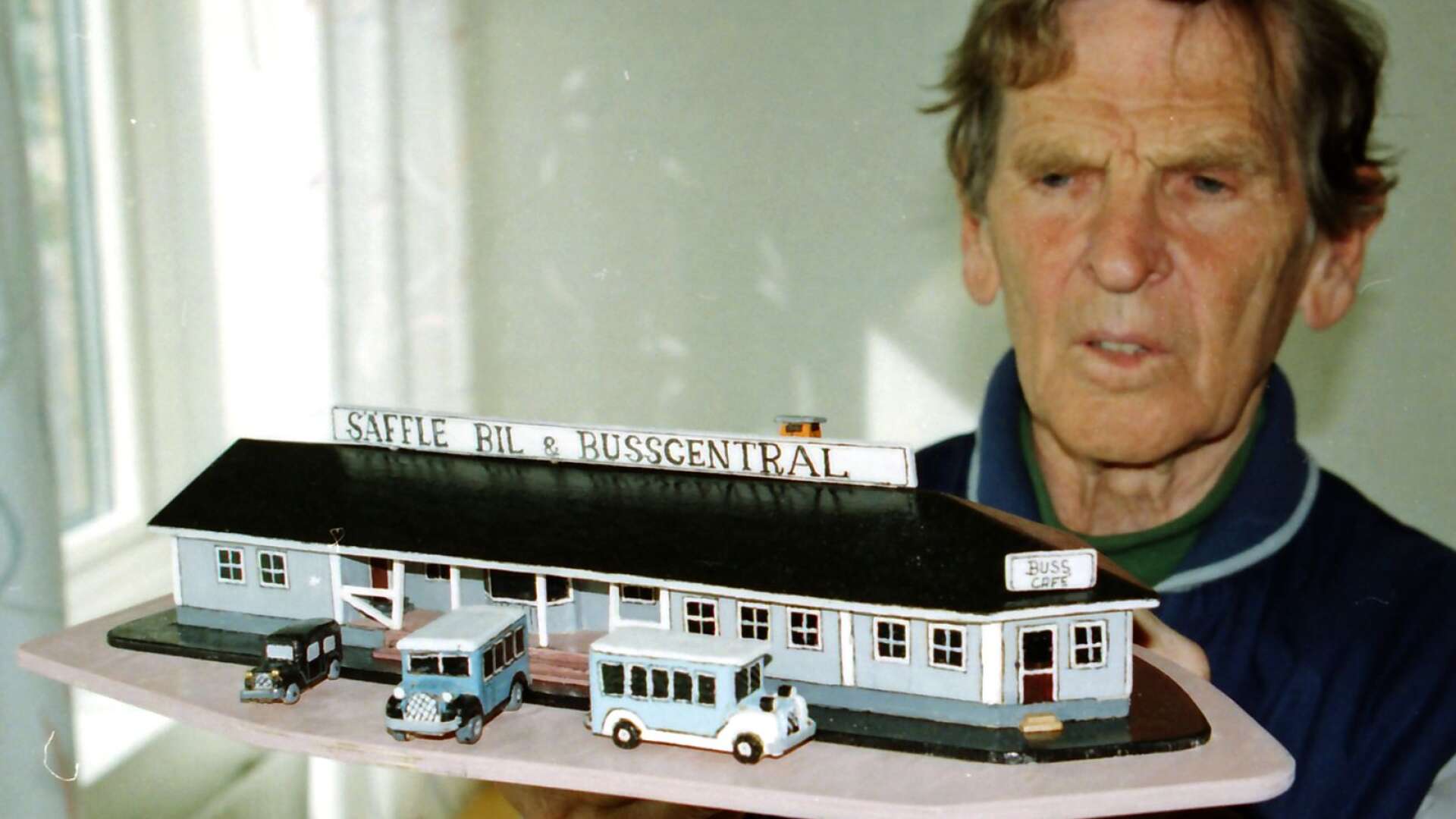 Erik ”Ecken” Karlsson hade som en hobby att skapa modeller som visade olika miljöer i Säffle. 1998 kunde han visa upp den här modellen av Säffle bil- och busstation. 