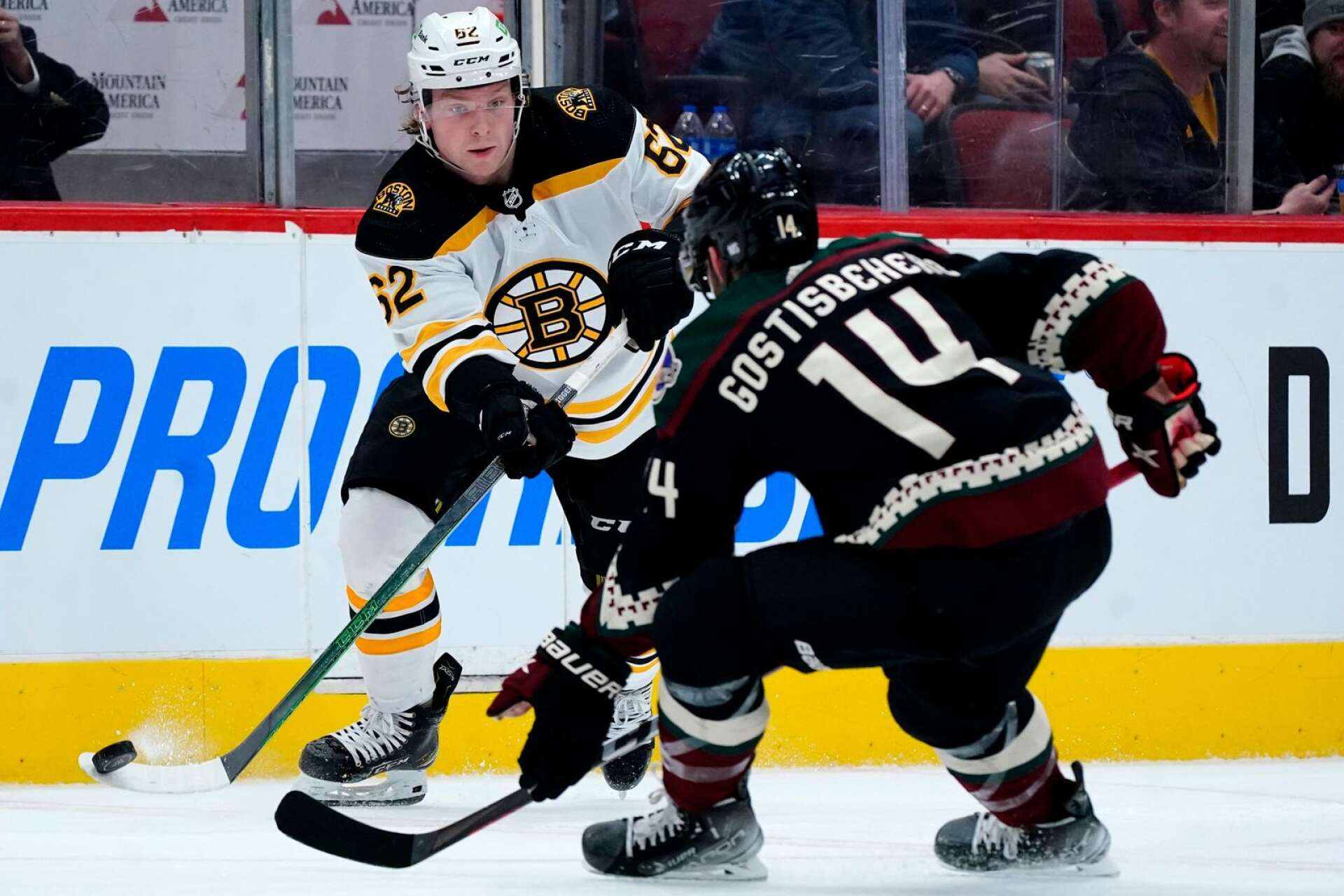 Förra säsongen spelade Oskar Steen 20 NHL-matcher med Boston Bruins och den här säsongen har det hittills blivit en, plus 62 AHL-matcher.