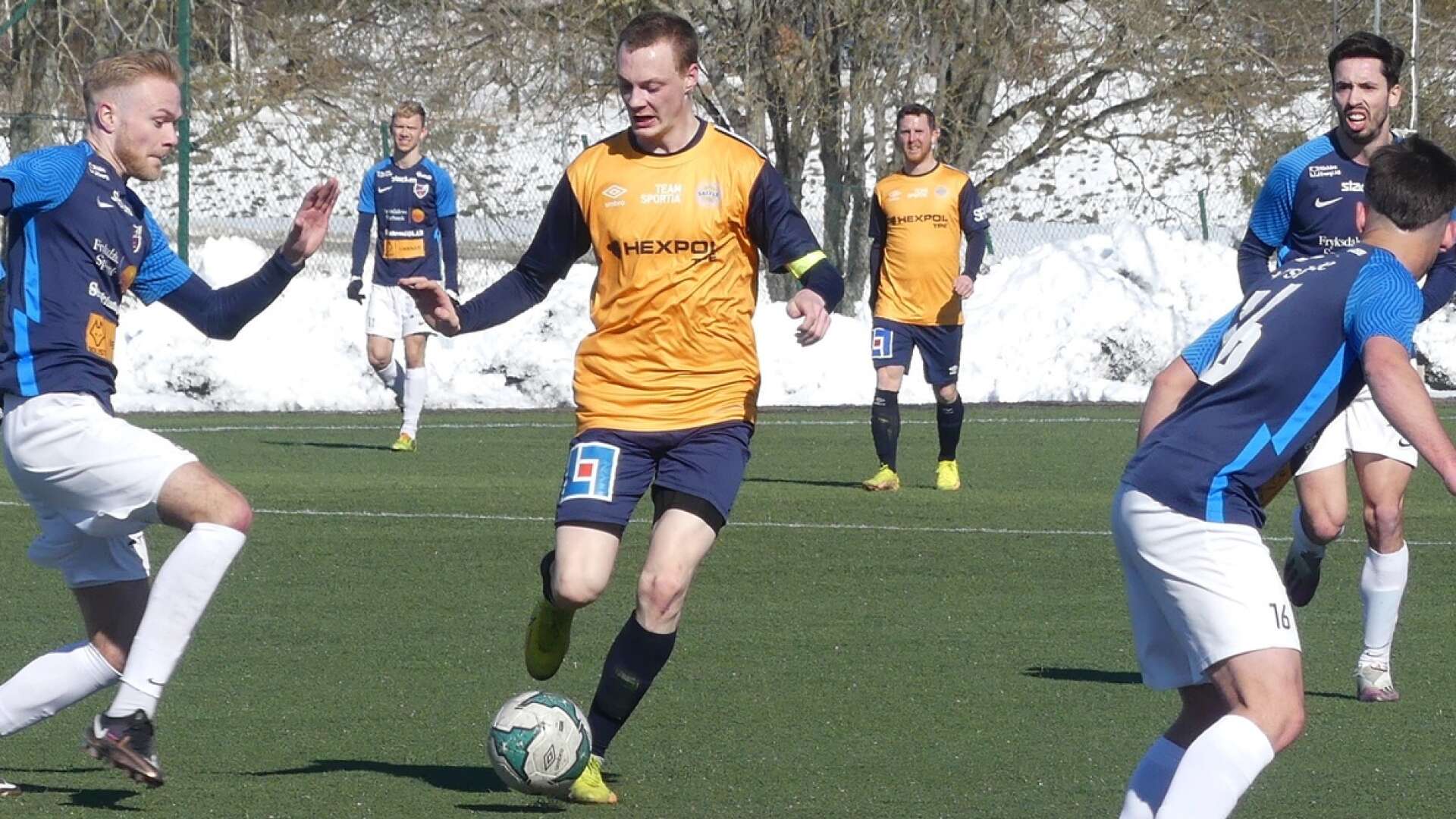 Elliot Nilsson King, här i Säffle SK:s orangea tröja, är nu klar för division 1-klubben Karlstad Fotboll.