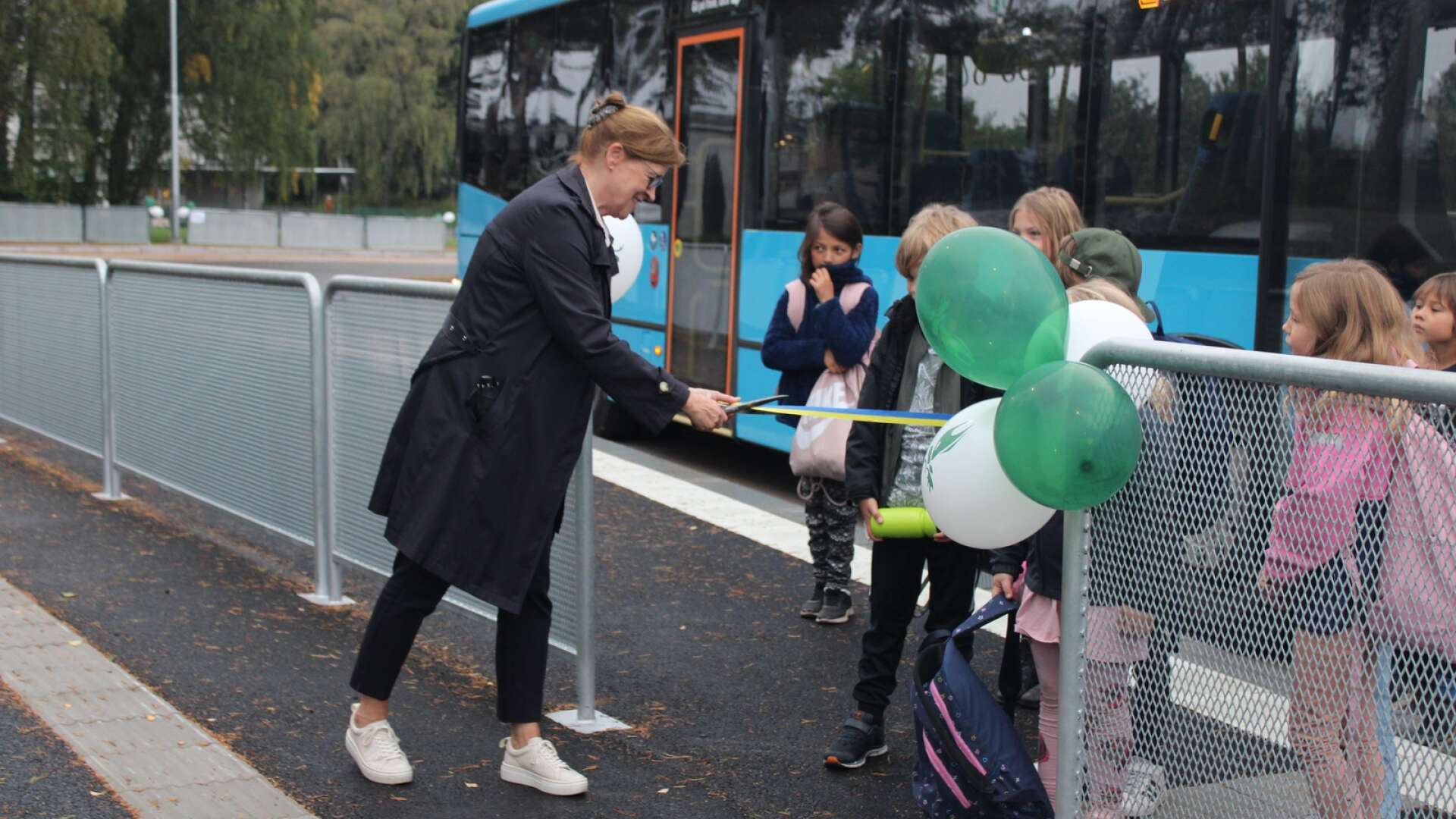 Kommundirektör Eva Dahl klippte bandet när den första bussen anlände till den nya skolskjutshållplatsen.