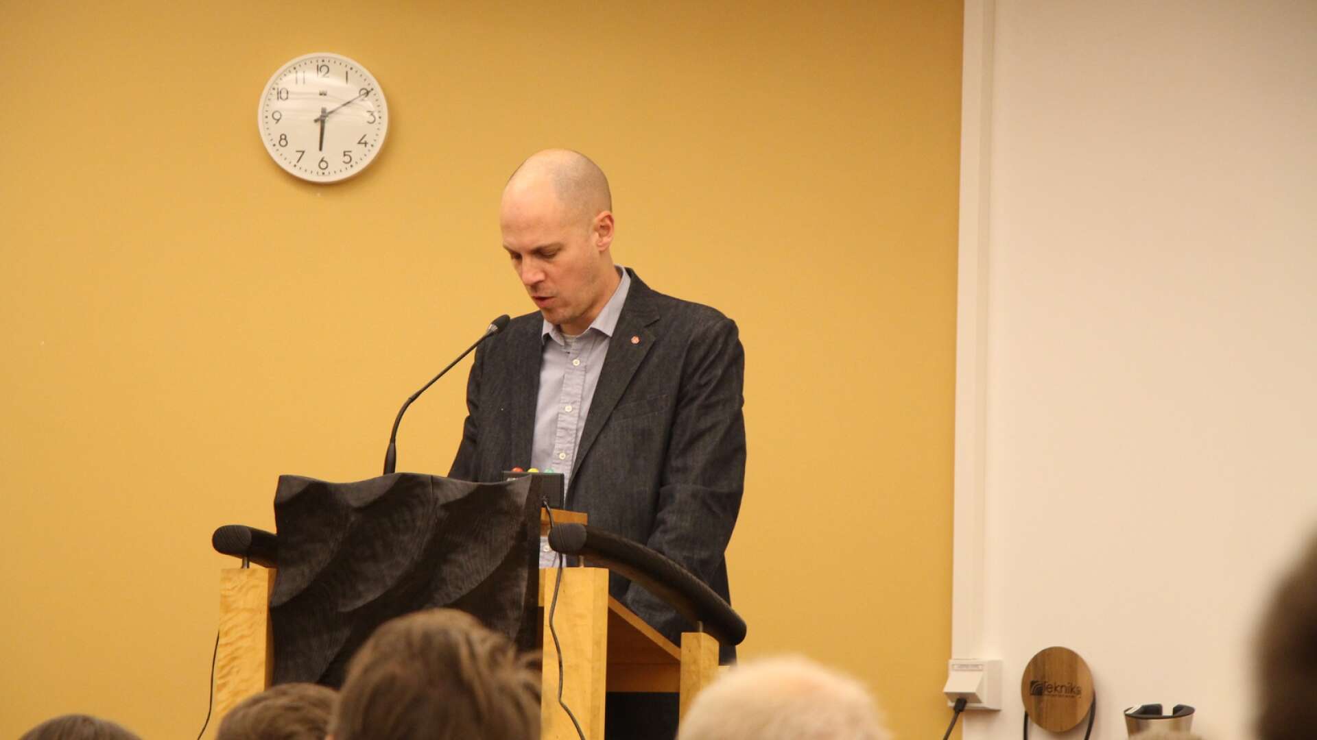 Sebastian Ekeroth Clausson (S) hade två interpellationer på måndagskvällens kommunfullmäktige i Mariestad.