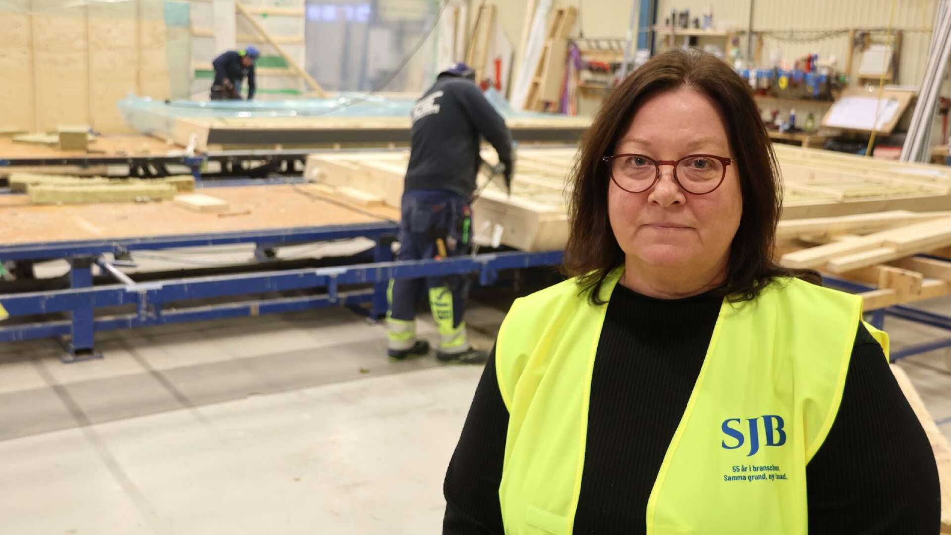 Läget inom byggbranschen är tufft, speciellt när det gäller bostadsbyggandet. Det säger Annika Andersson, vd vid SJB Bygg, som nyligen skickade hem personal från företagets prefabtillverkning. 
