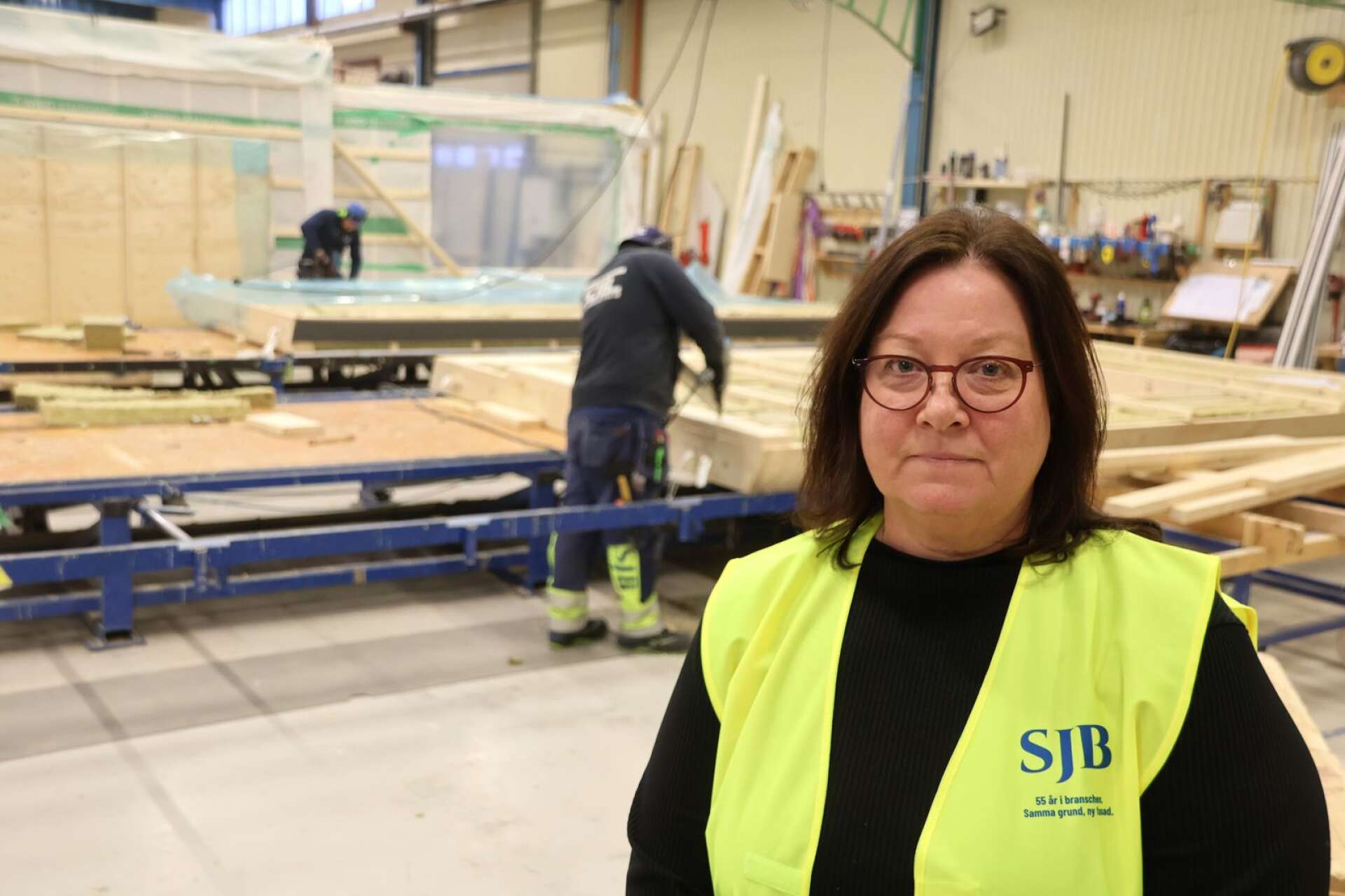 SJB Prefab varslade 17 kollektivanställda och två tjänstemän om uppsägning i mitten av december förra året. Vd:n Annika Andersson hoppas på att läget snart stabiliseras.  