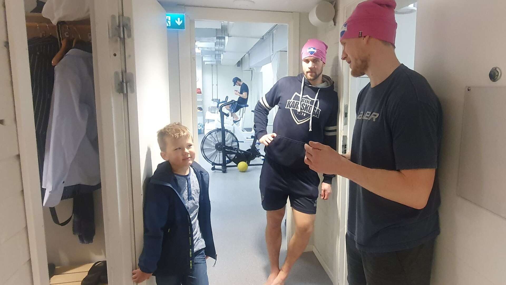 Melker Lundevall har fått träffa Henrik Björklund och Mikael ”Daggen” Eriksson som tycker att det är en självklarhet att även en kille ska få klä sig i rosa om han vill det.