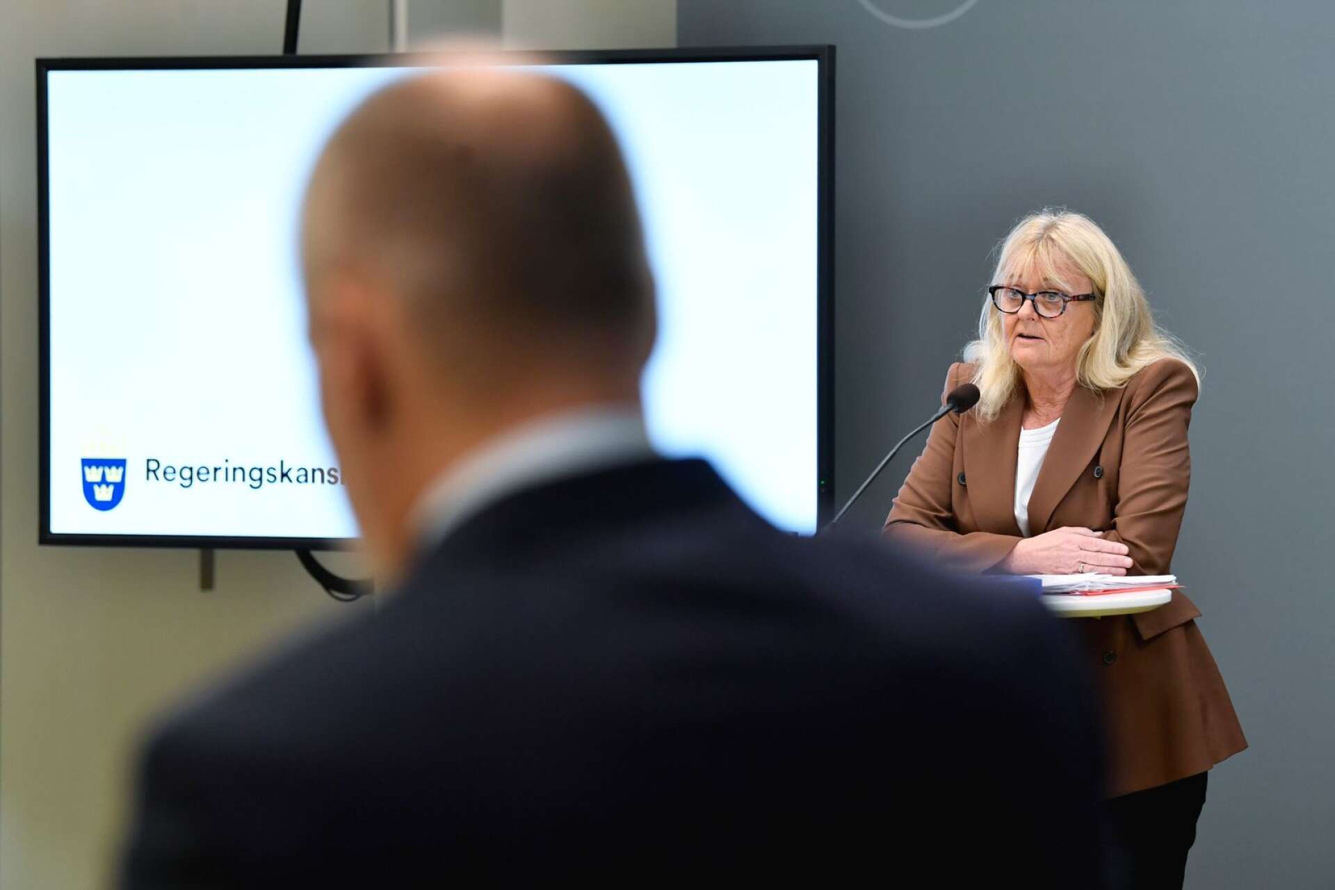 Utredaren Mari Andersson lägger fram förslaget om språkkrav för migrationsminister Morgan Johansson (S).