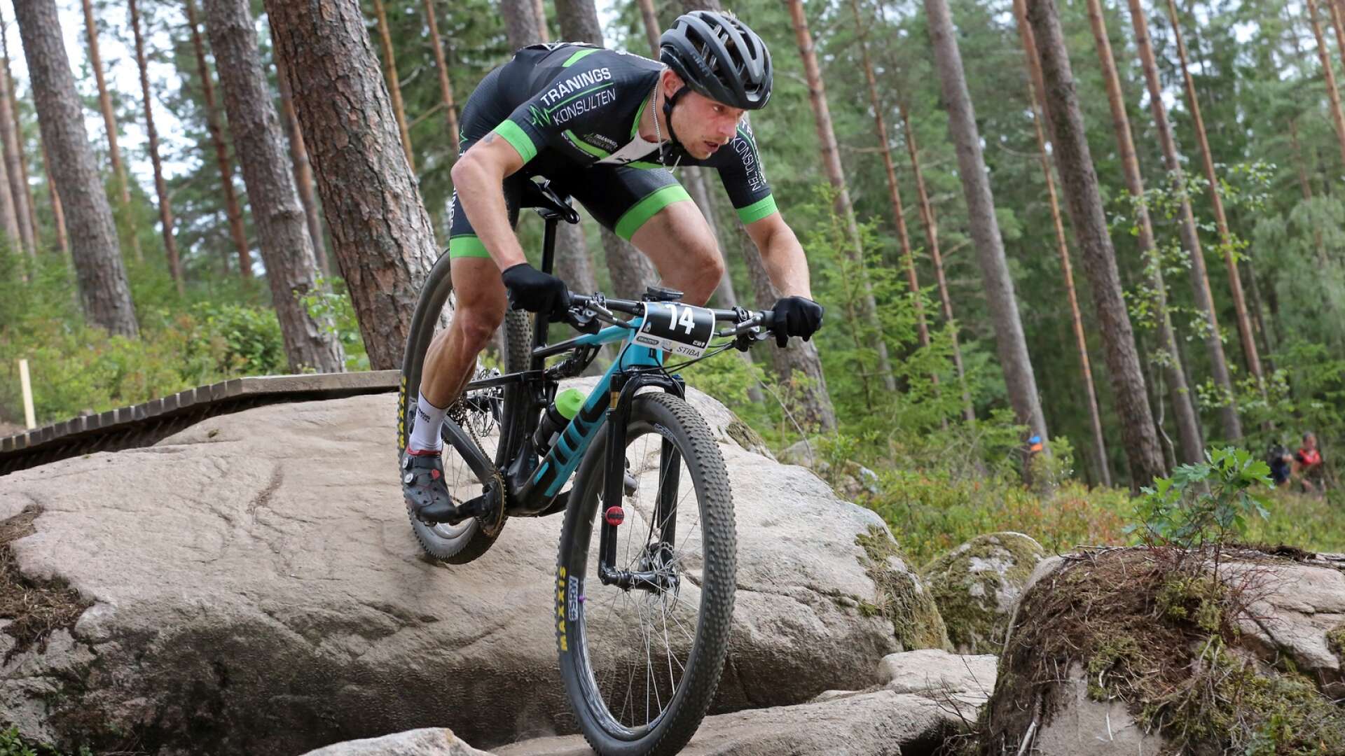 Träningskonsultens Jesper Svensson tog en stark femteplats när mountainbikens XCO-SM avgjordes på Kransmossen i Borås.