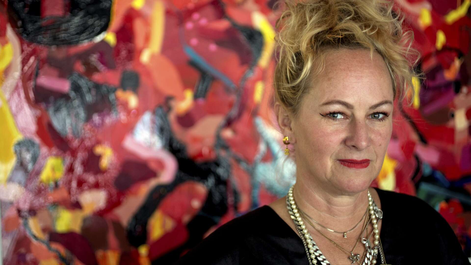 Camilla Boström får Stena Olssons kulturstipendium 2023 för sitt färgstarka och mångsidiga konstnärskap.